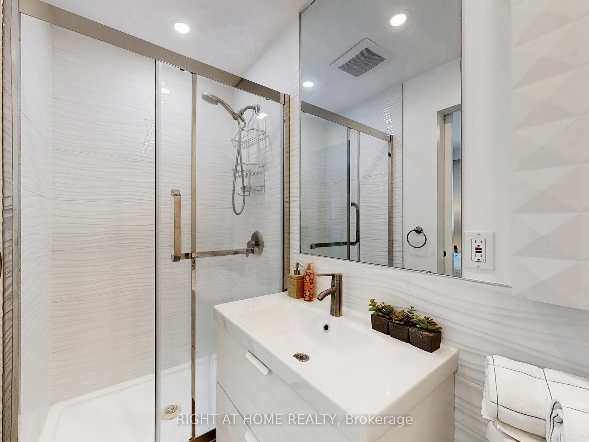 1072 Dufferin Street Property Photo 20