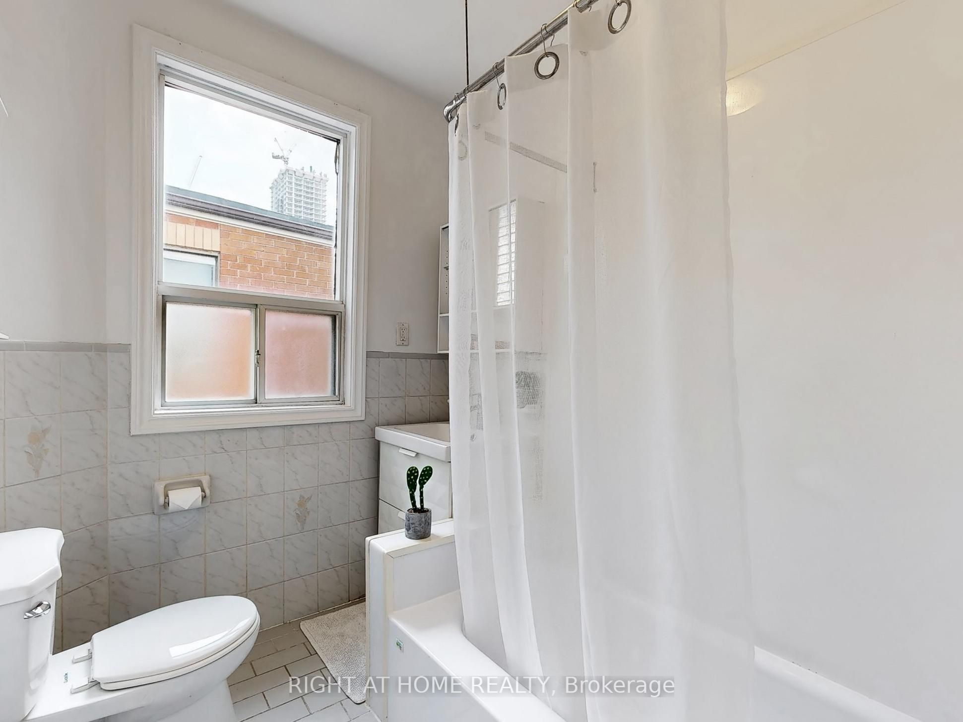 1072 Dufferin Street Property Photo 25