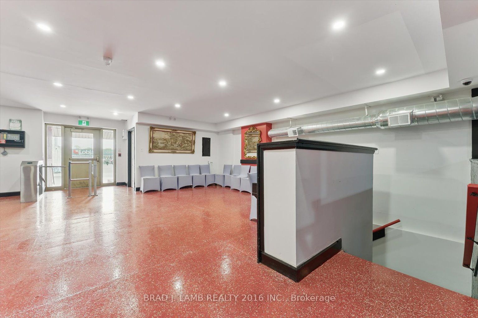 2261 Dundas Street W Property Photo 11