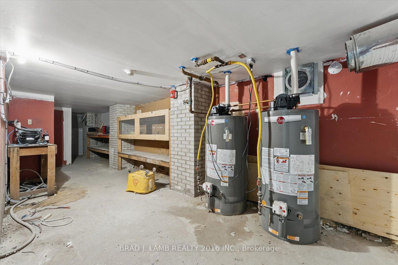 2261 Dundas Street W Property Photo 16