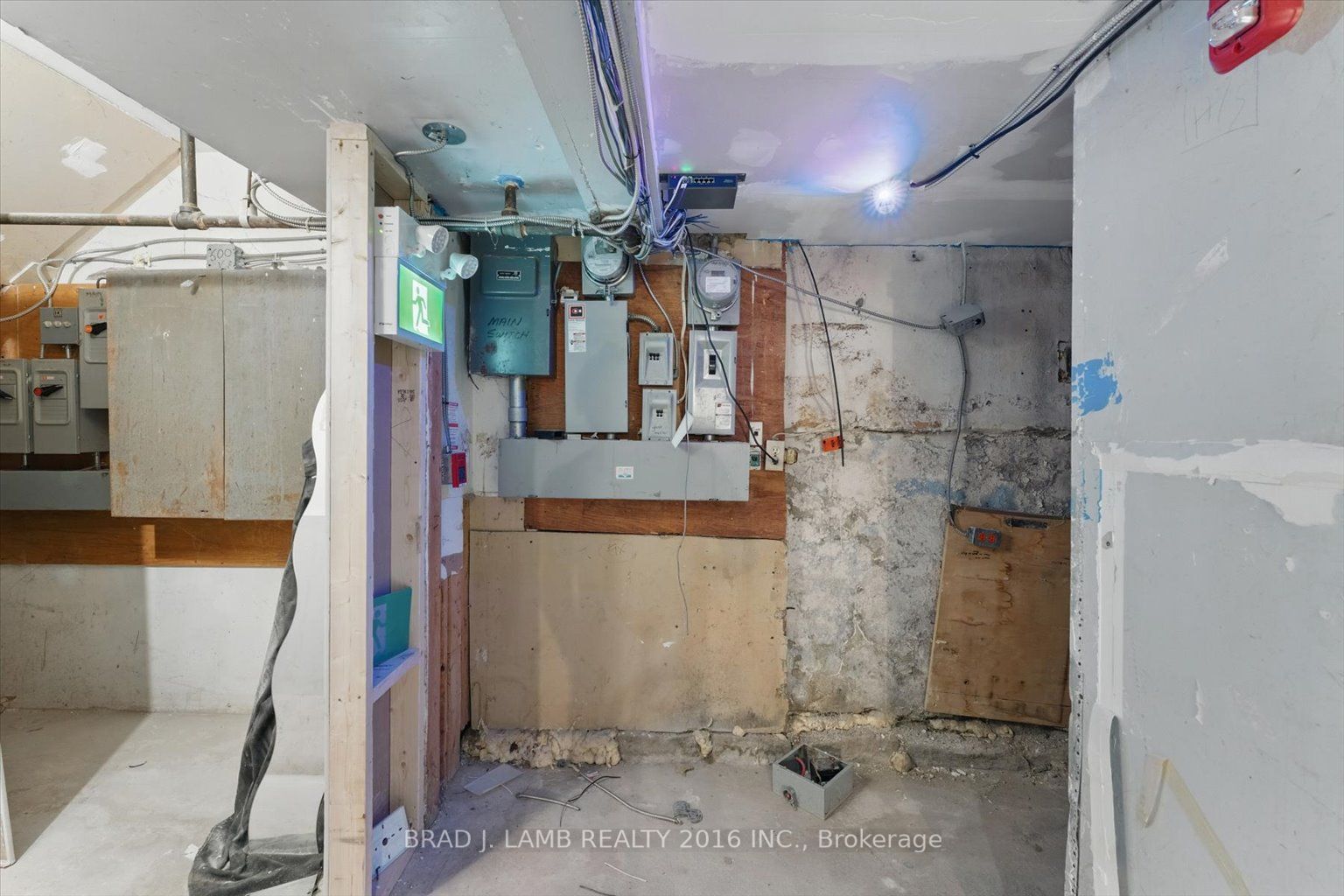 2261 Dundas Street W Property Photo 17