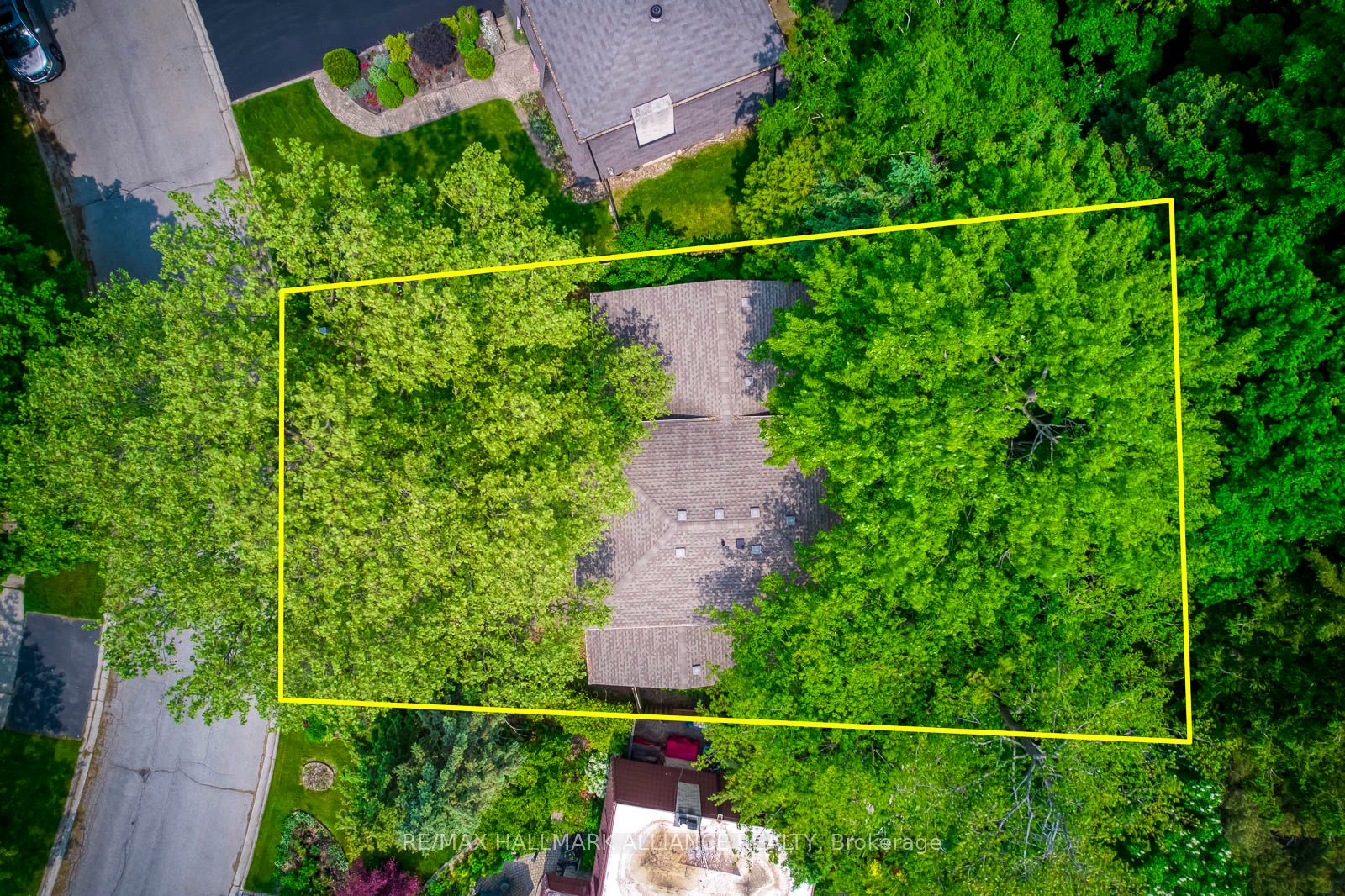 455 Canterbury Crescent Property Photo 2