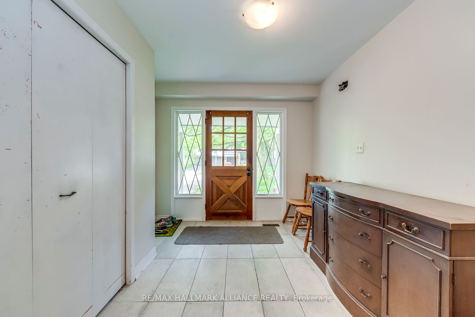 455 Canterbury Crescent Property Photo 7