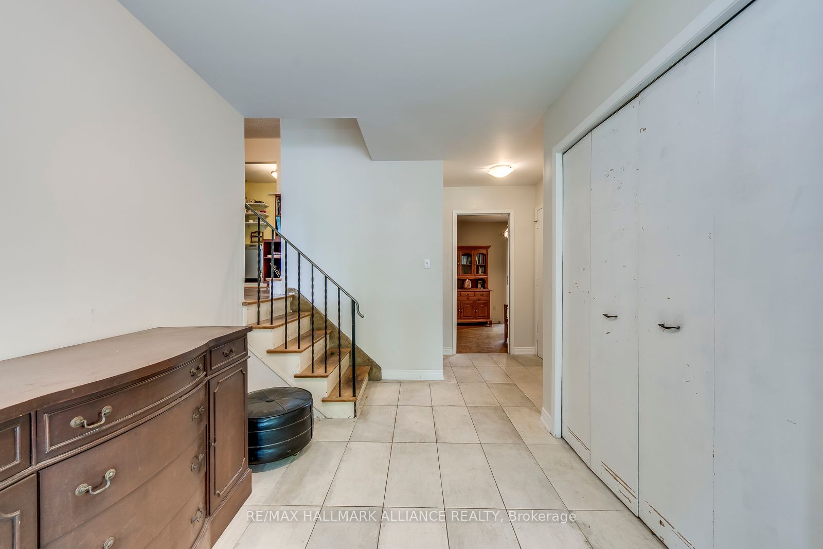 455 Canterbury Crescent Property Photo 8