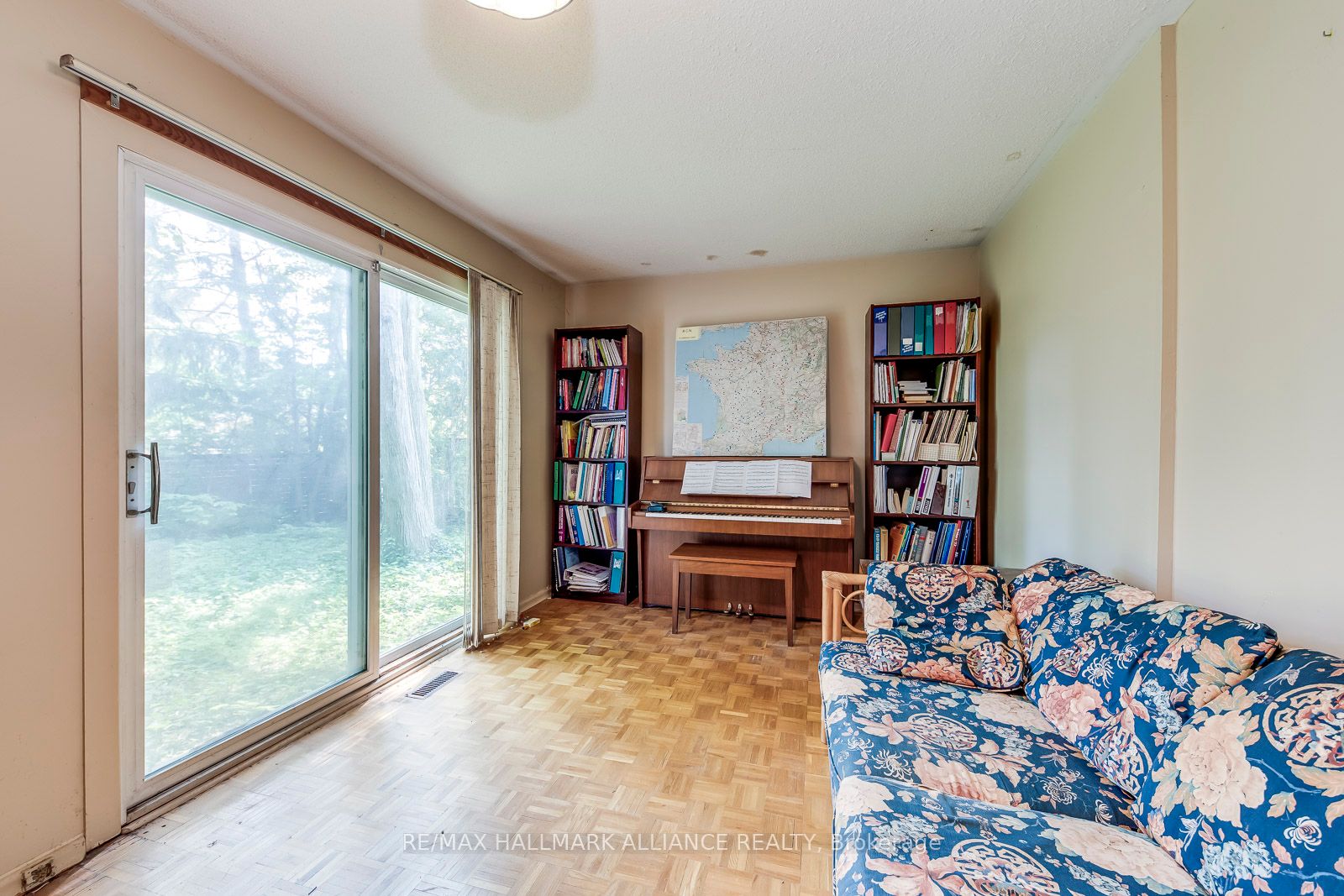 455 Canterbury Crescent Property Photo 9