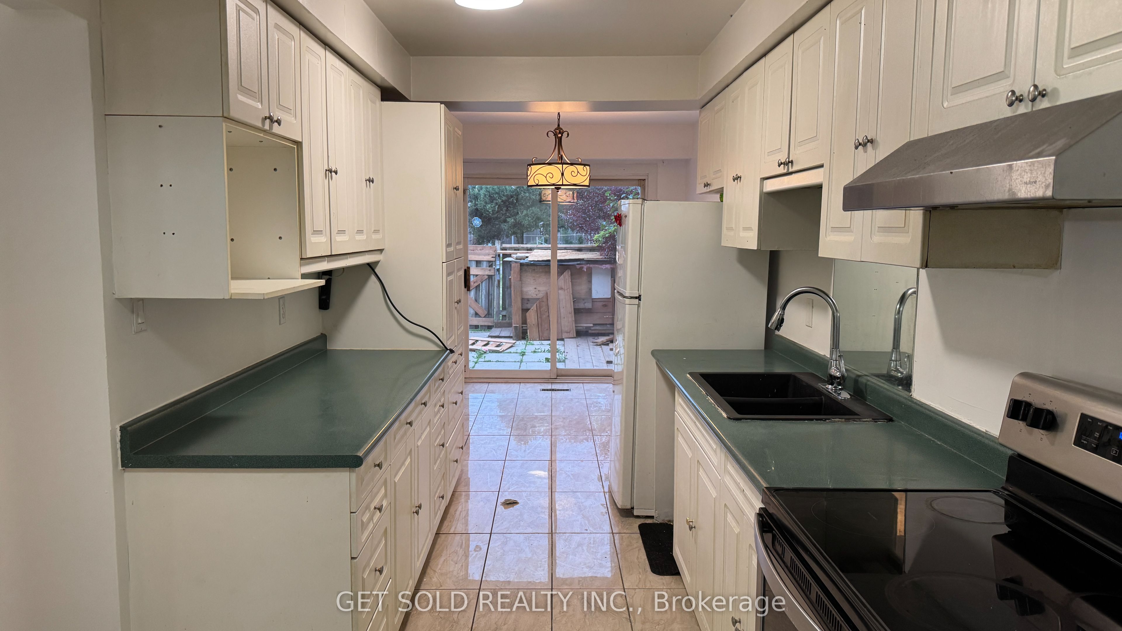 7560 Goreway Drive 30 Property Photo 2