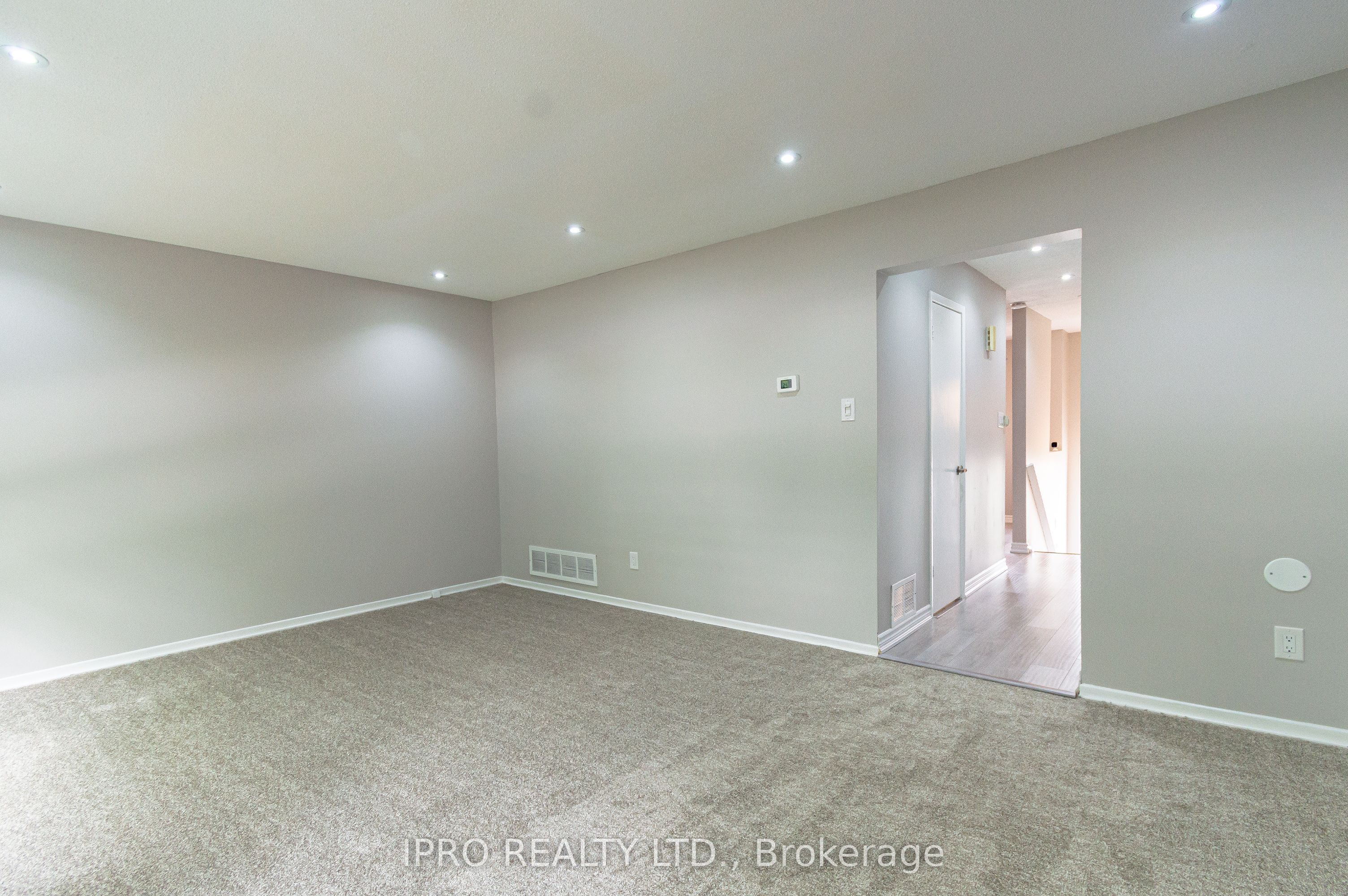 16 Franklin Court Property Photo 8