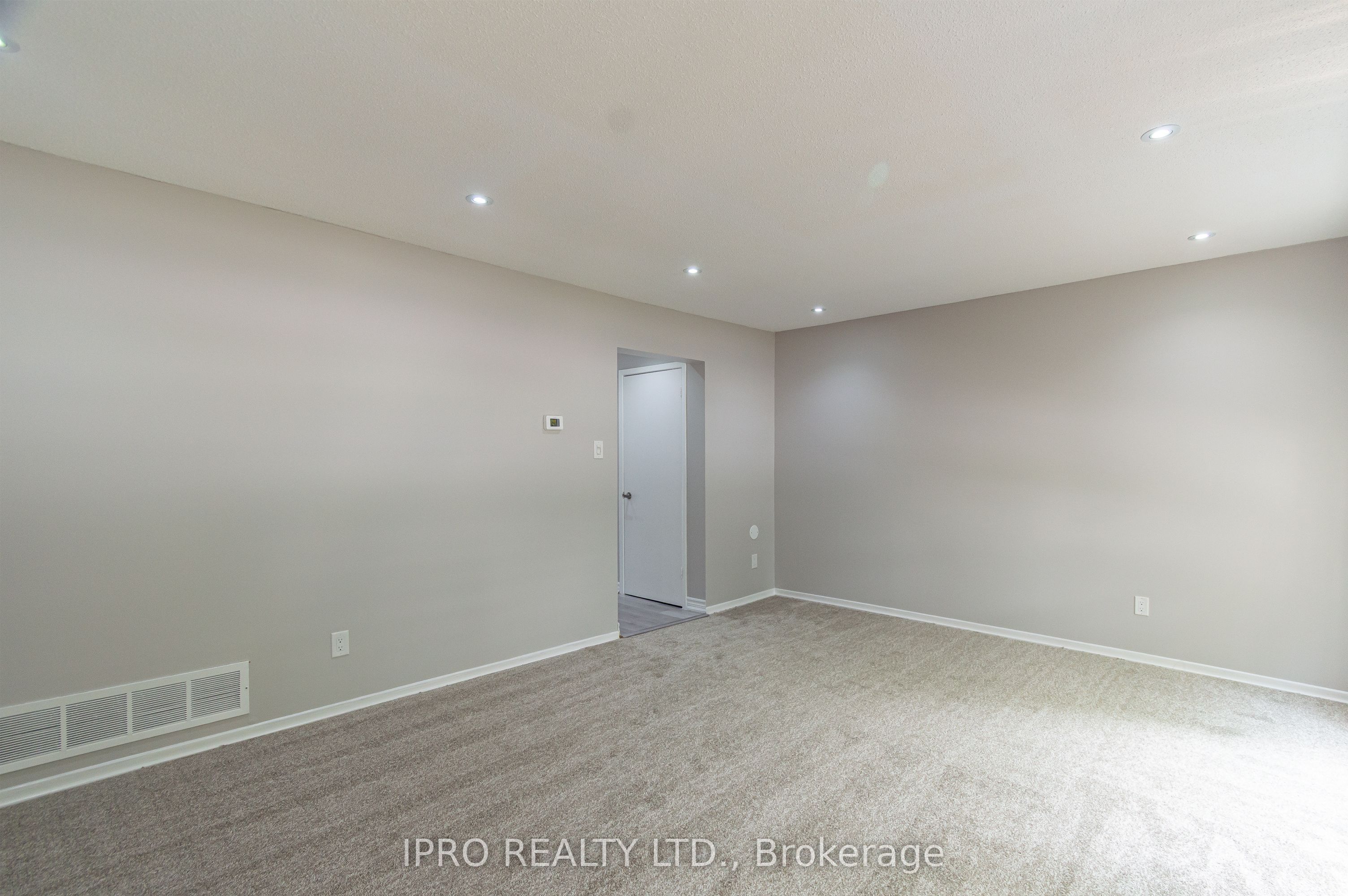 16 Franklin Court Property Photo 10