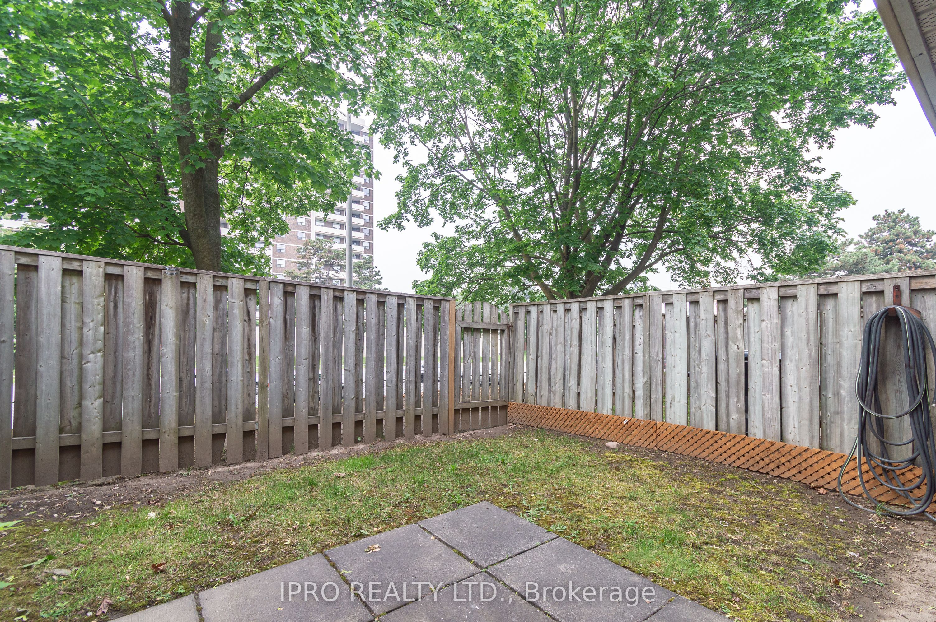 16 Franklin Court Property Photo 25