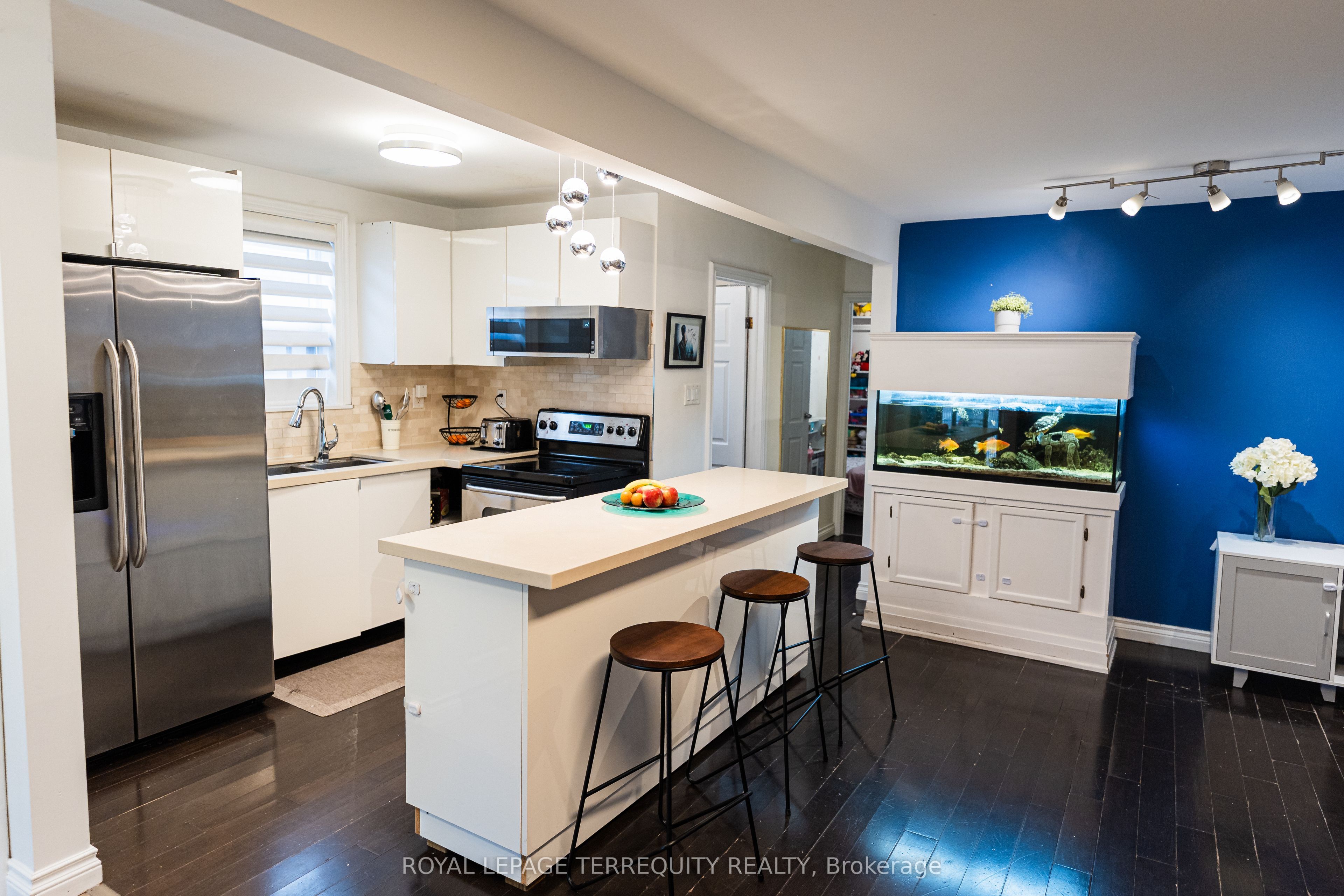 968 Castlefield Avenue Property Photo 3