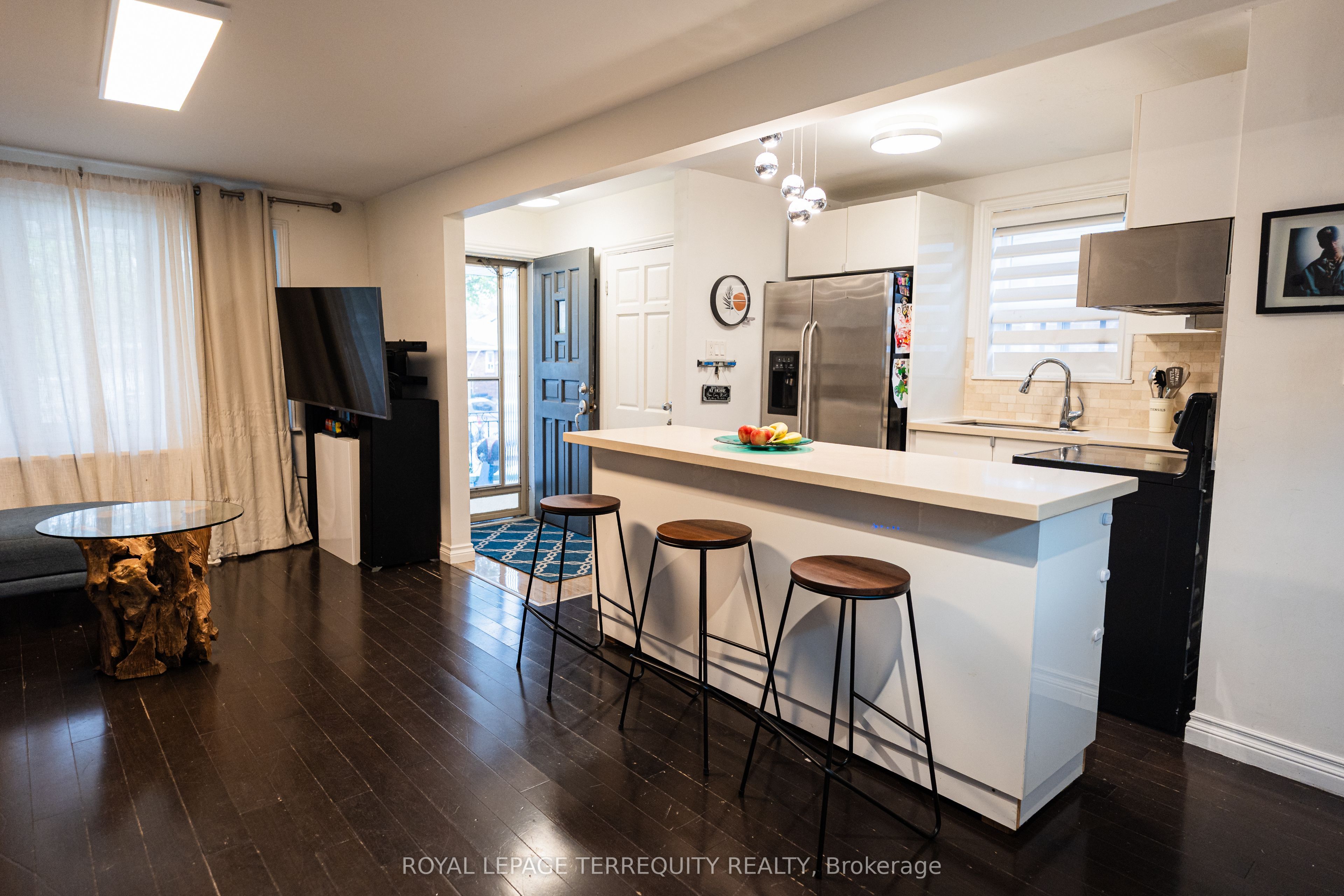 968 Castlefield Avenue Property Photo 4