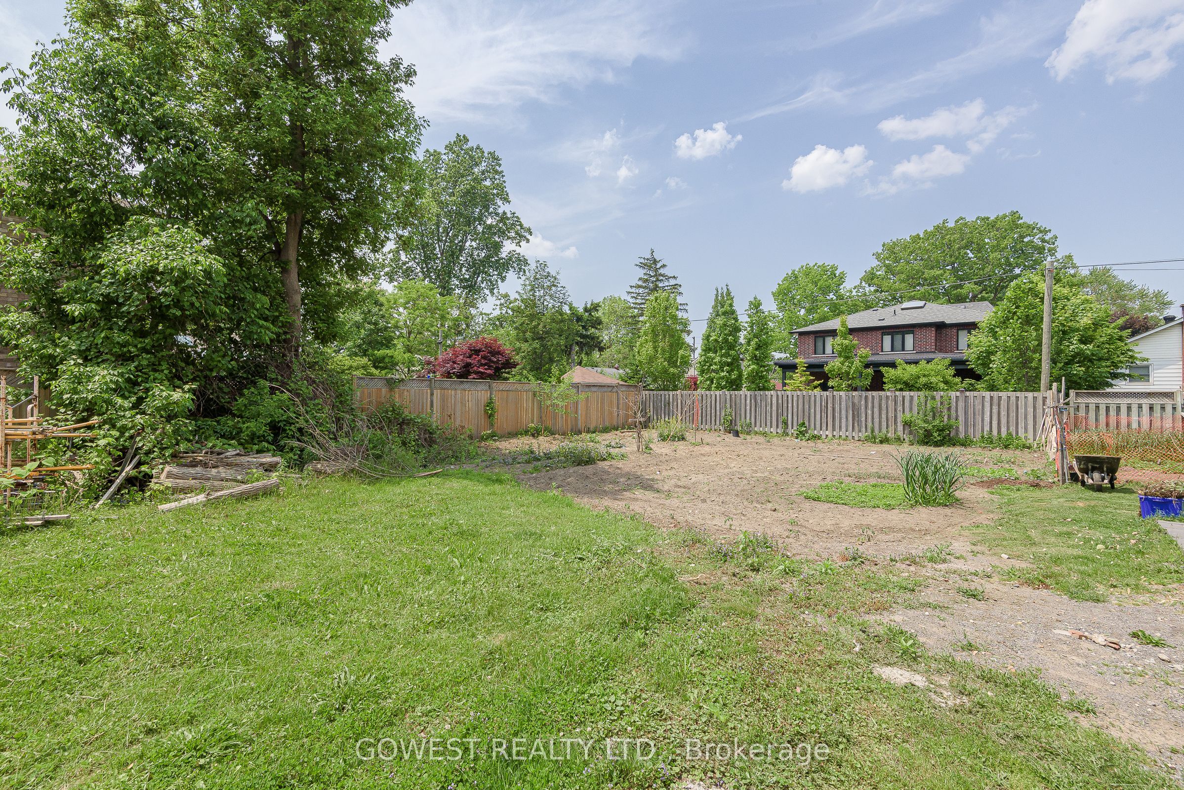 75 Troy St Property Photo 7