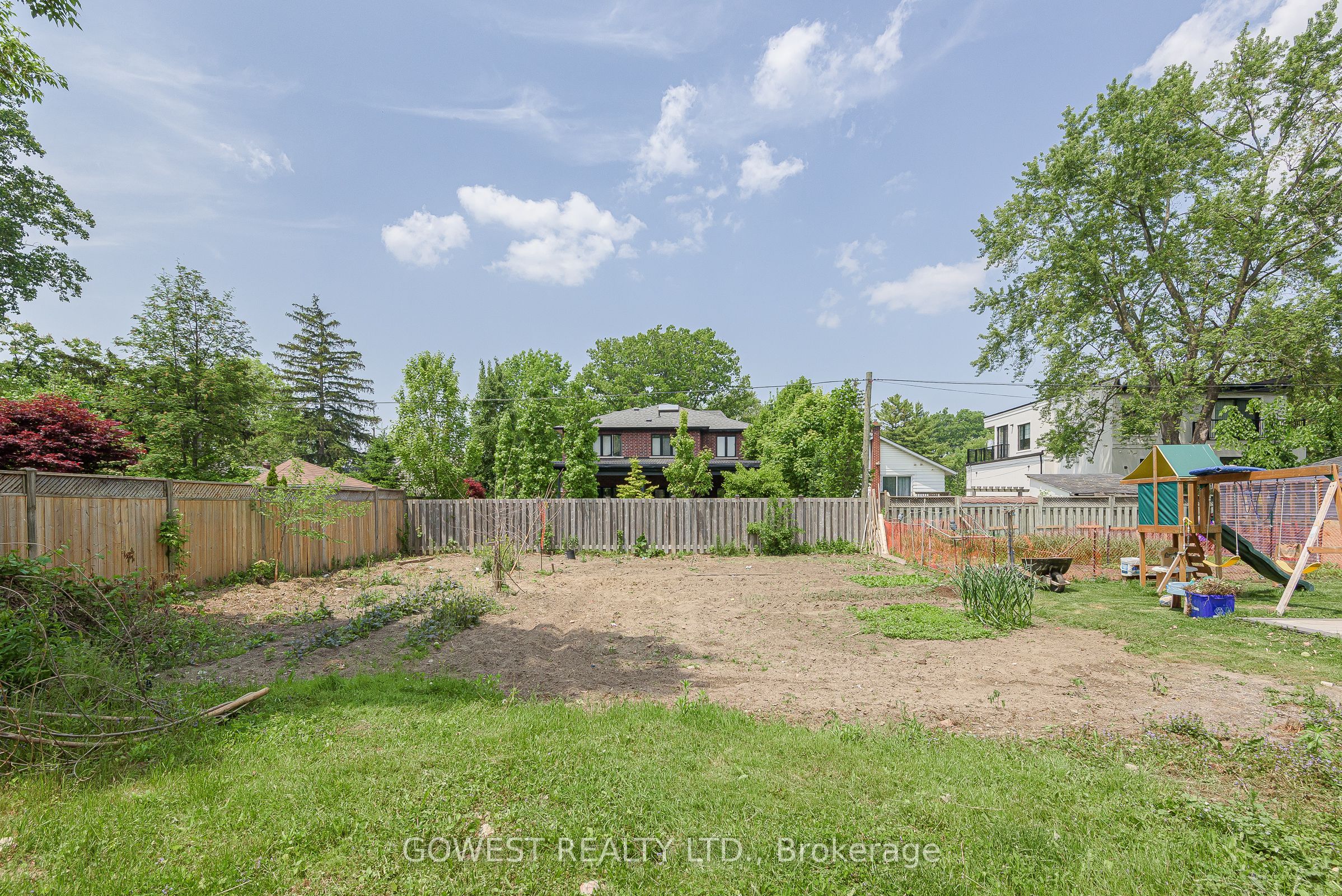 75 Troy St Property Photo 8
