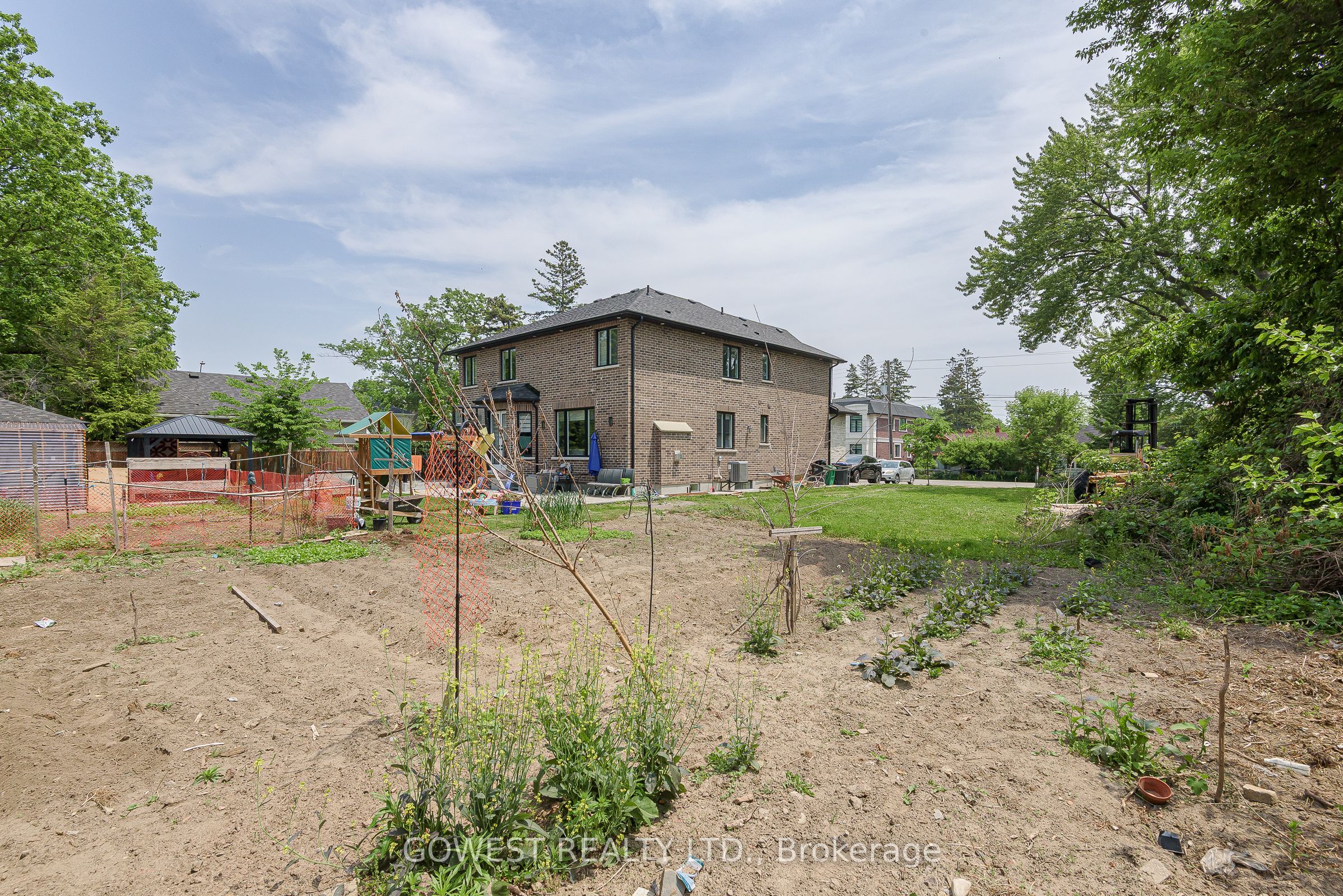 75 Troy St Property Photo 10