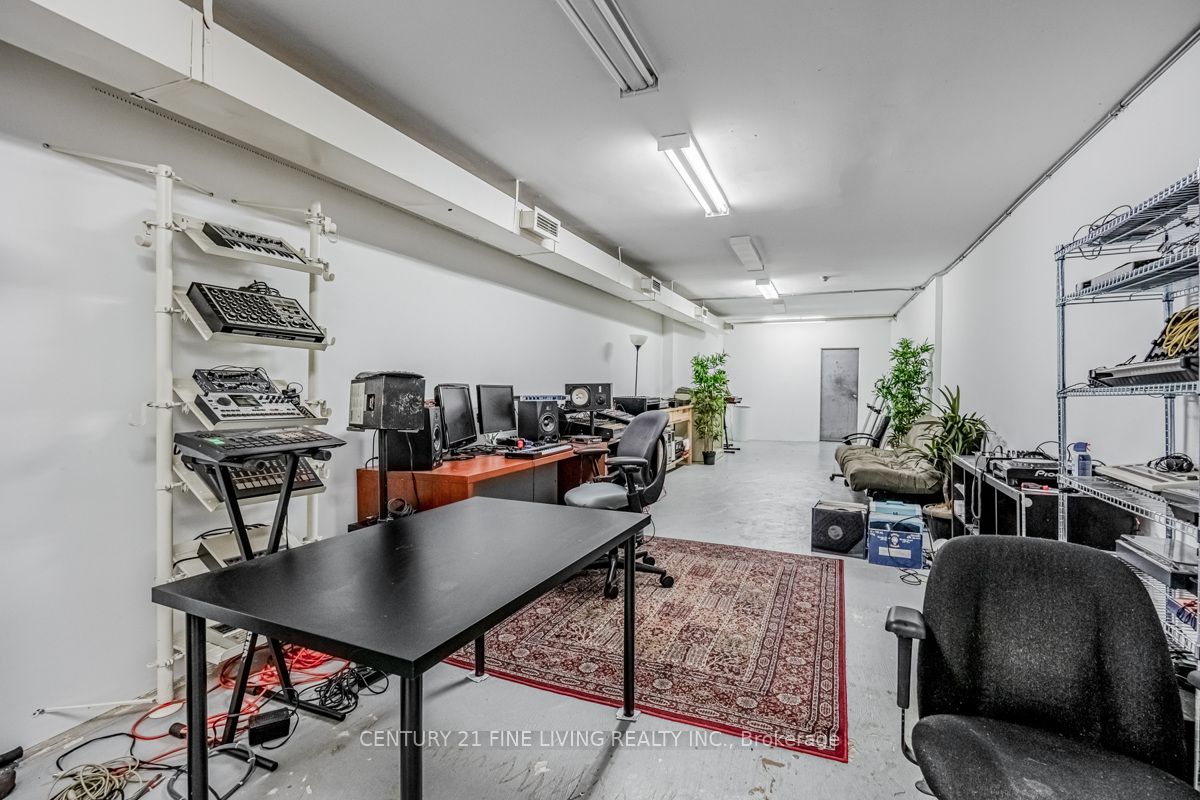 3048 Dundas Street W Property Photo 13