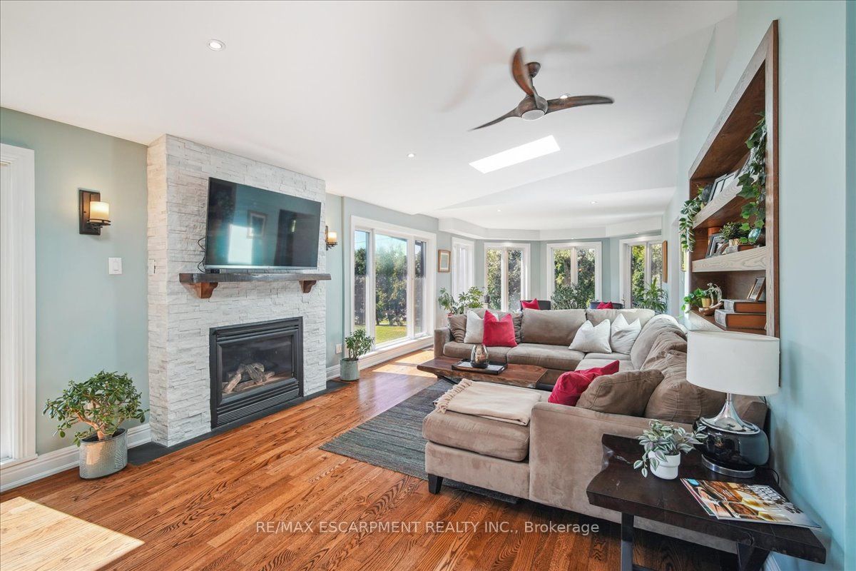 1425 Plains Road W Property Photo 9