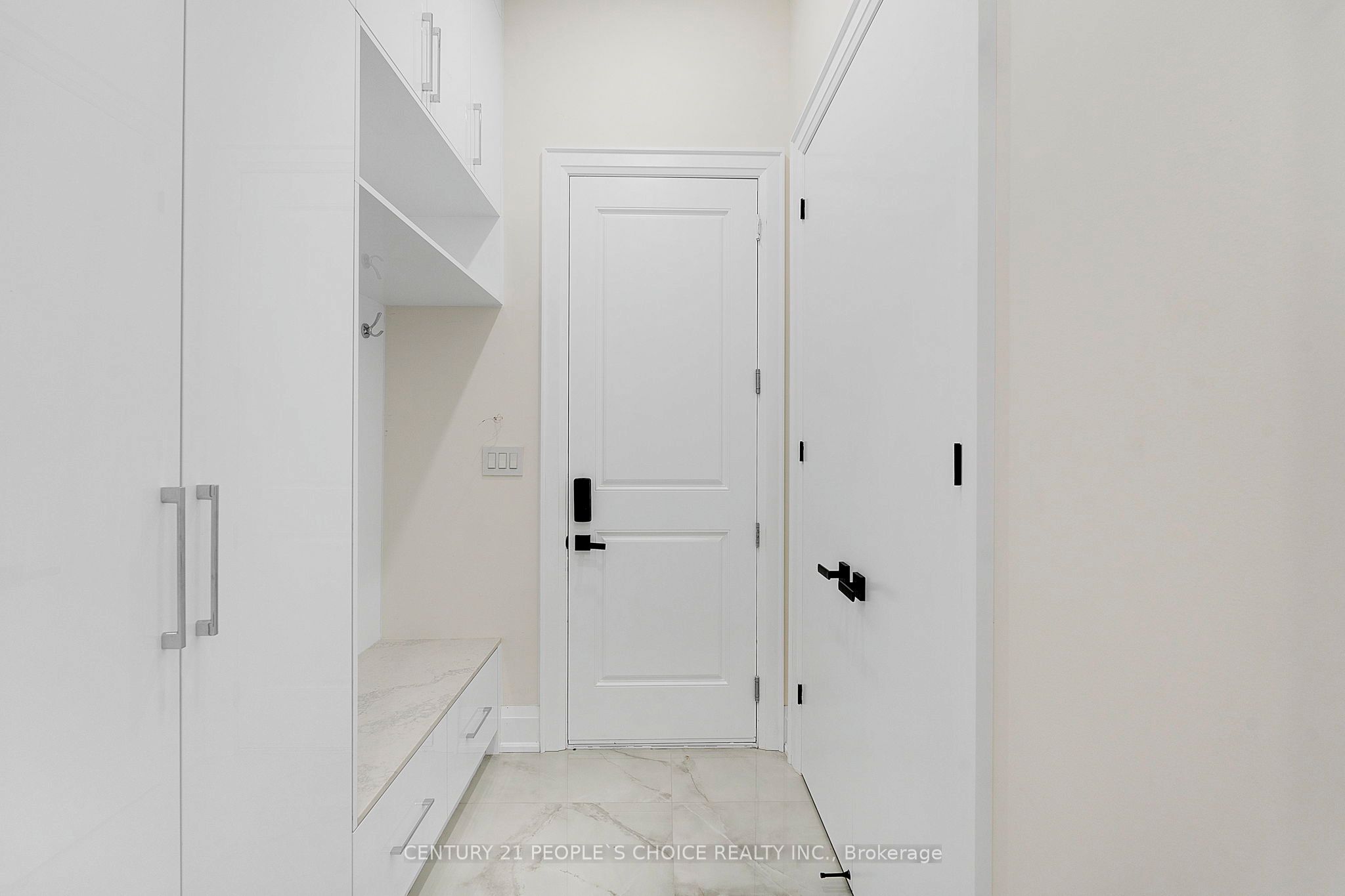 8915 Heritage Road Property Photo 13