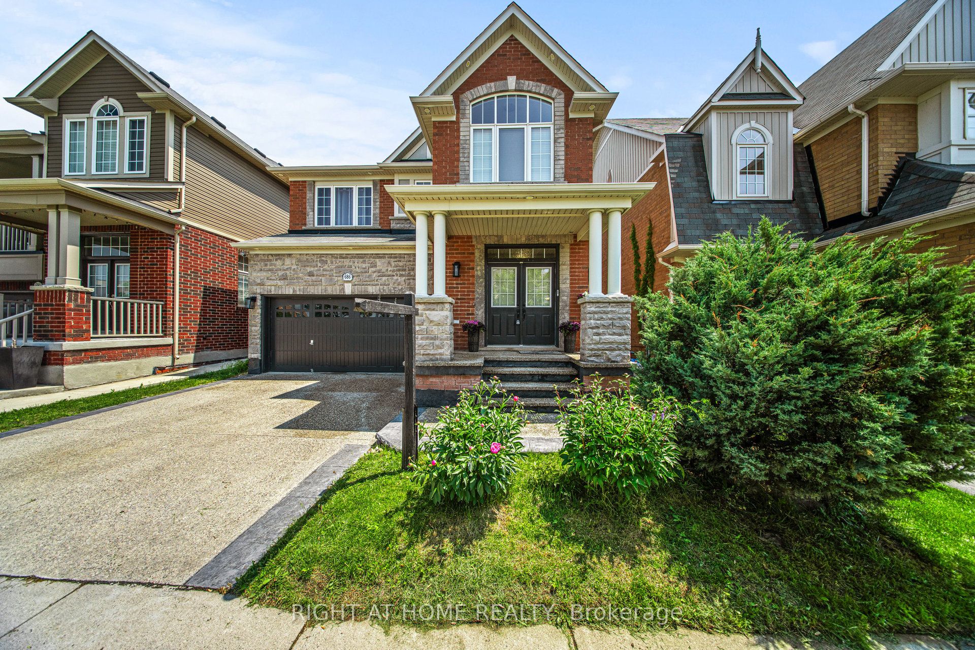 686 Bolingbroke Drive Property Photo 1