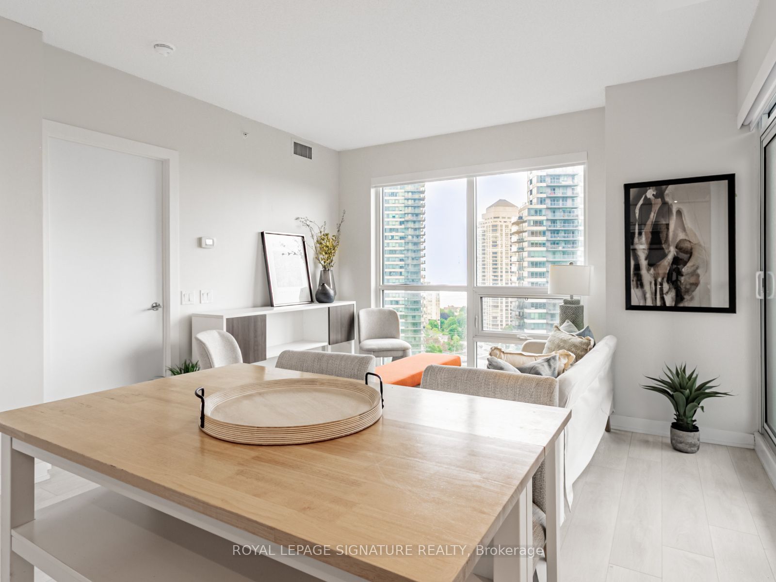 #1802 - 2220 Lakeshore Boulevard Property Photo 7
