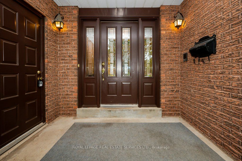 269 Royal Oak Court Property Photo 4
