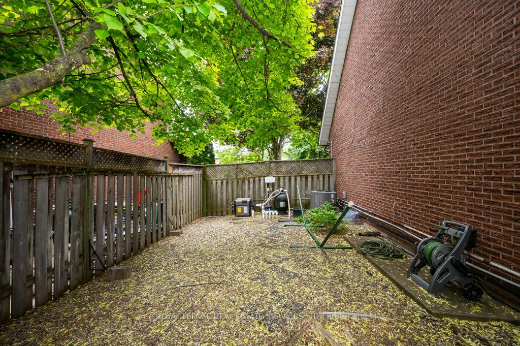 269 Royal Oak Court Property Photo 33