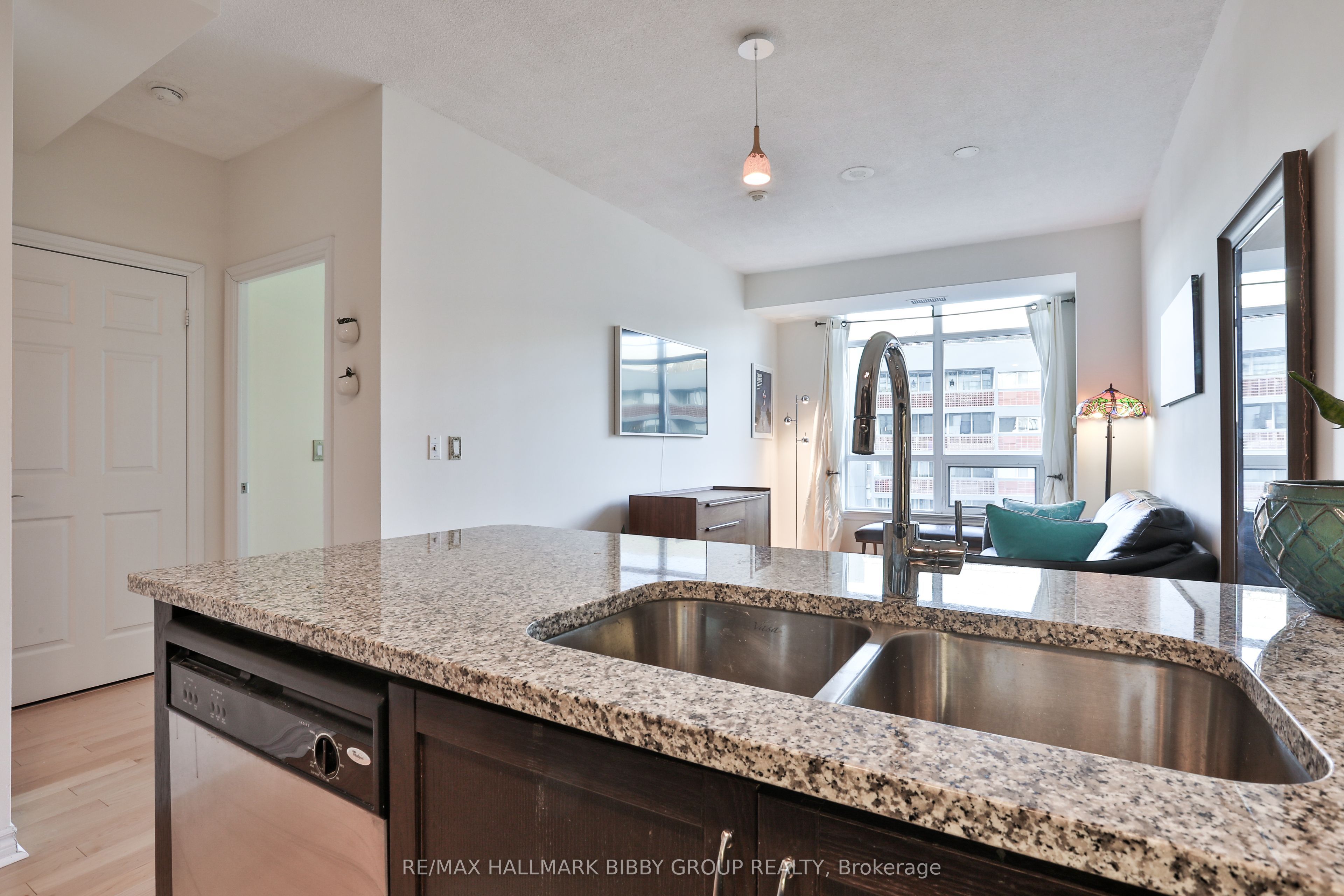 #814 - 1135 Royal York Road Property Photo 2