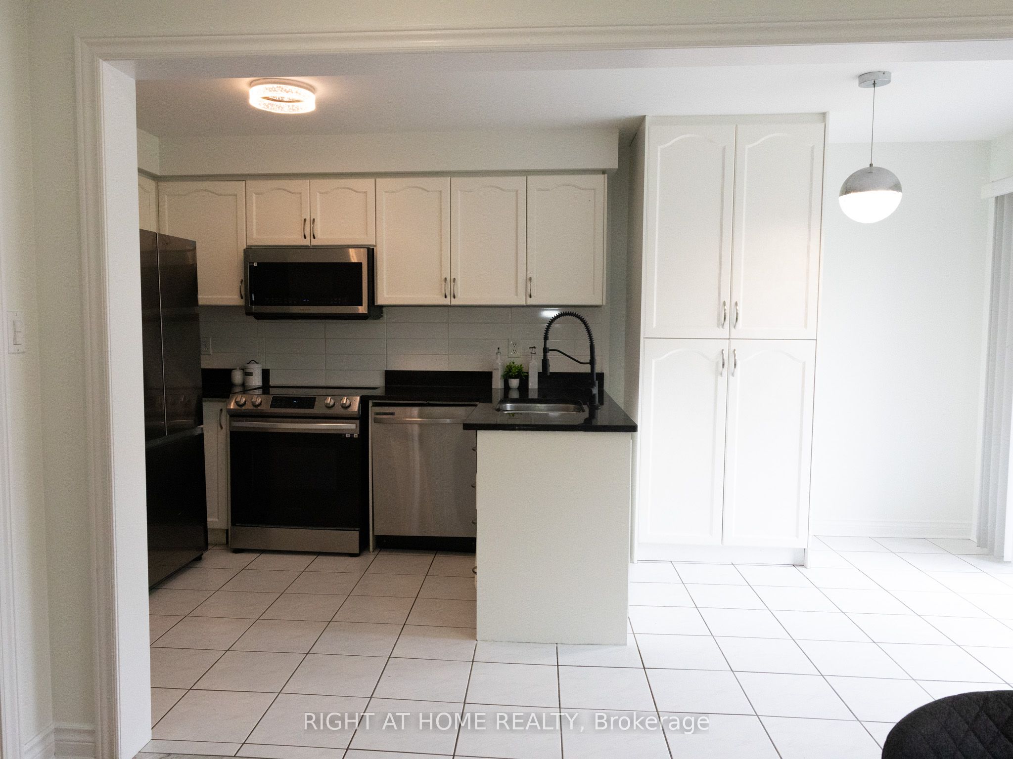 7031 Graydon Court Property Photo 9