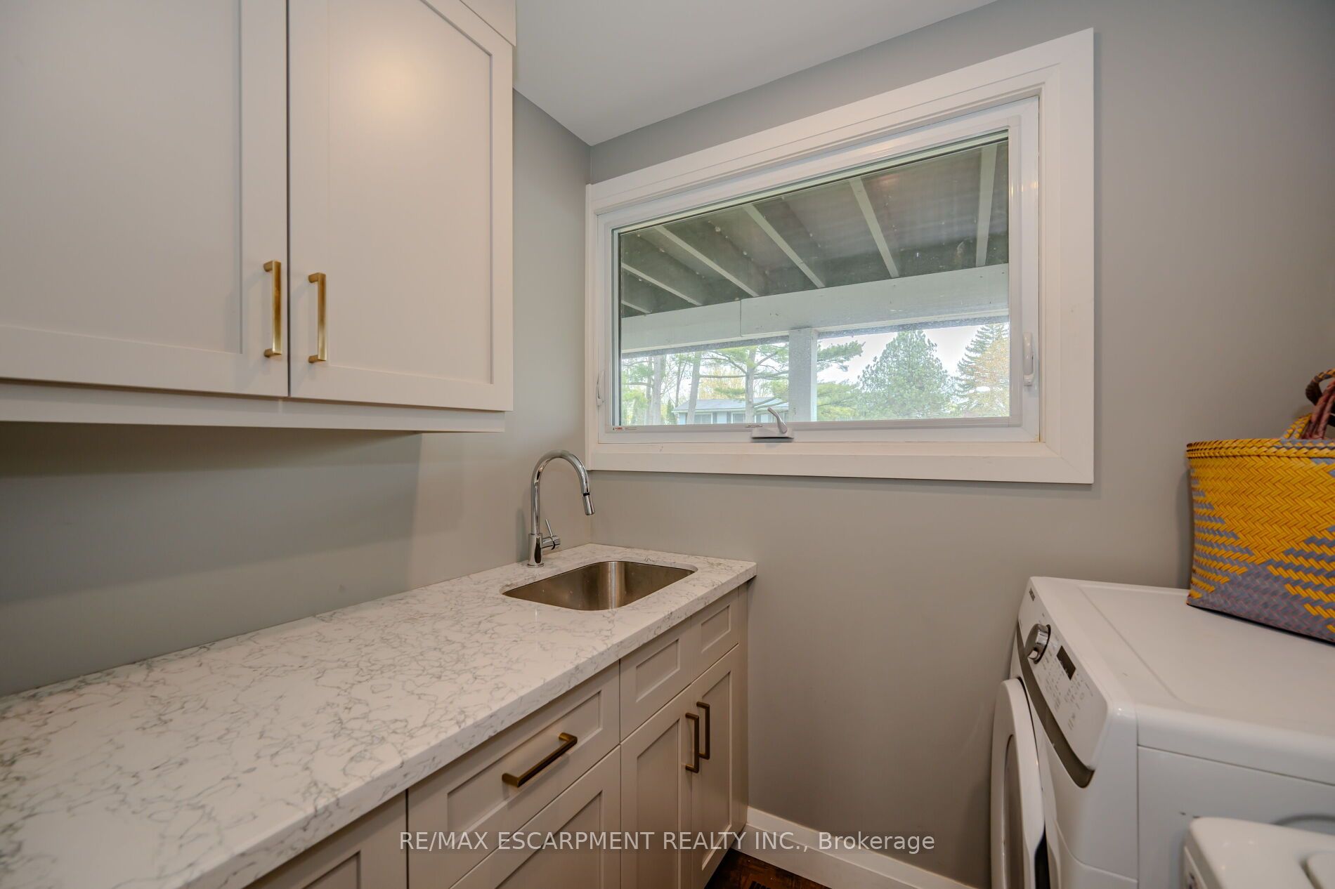 260 Linwood Cres Property Photo 27