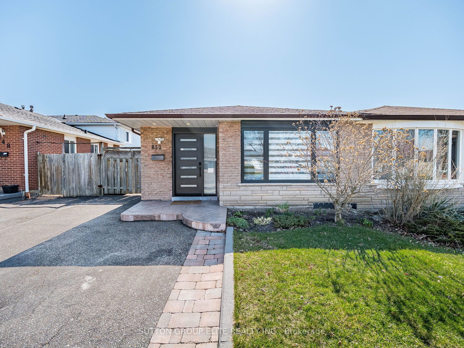 852 Consort Crescent Property Photo 1