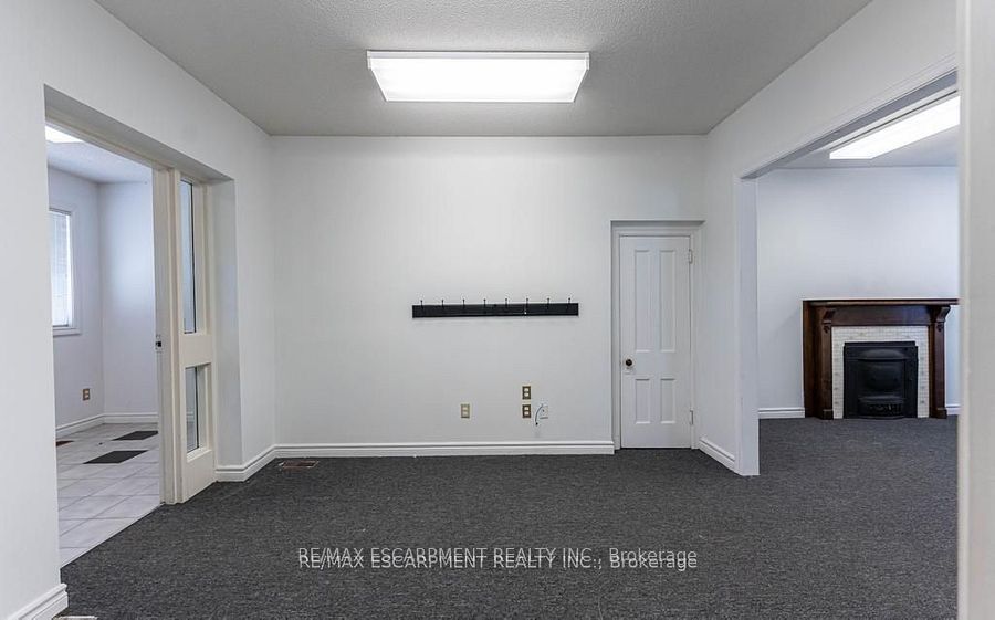 923 Brant Street Main Floor Property Photo 8