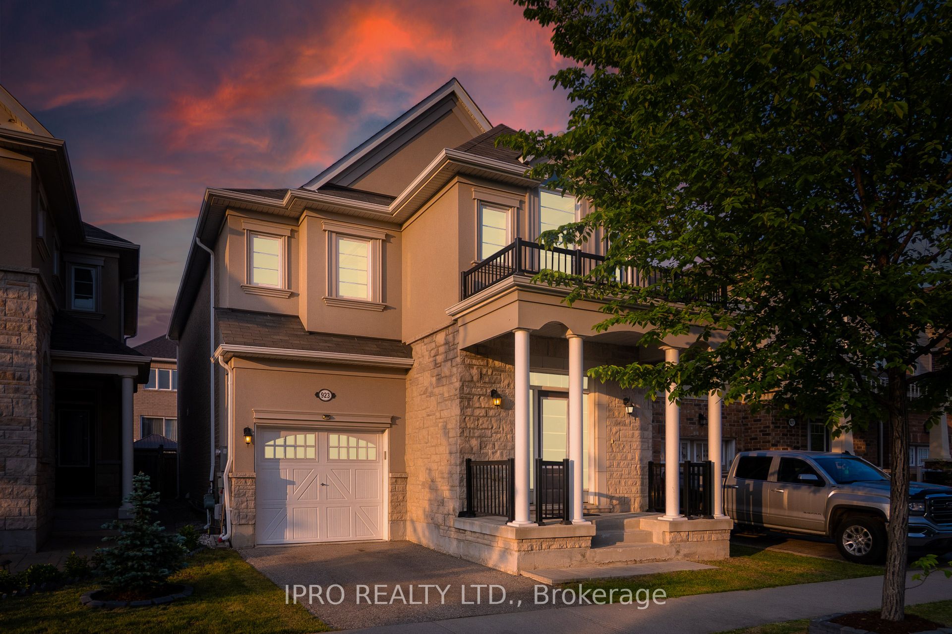 923 Penson Crescent Property Photo 1