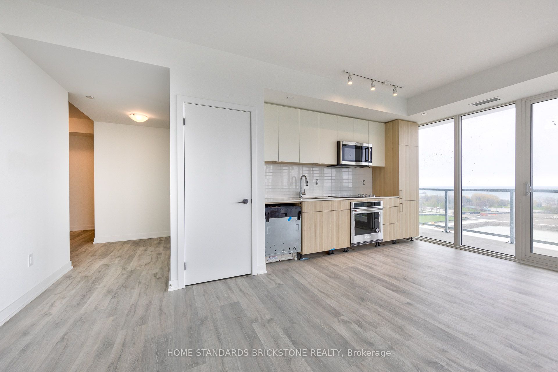 220 Missinnihe Way 1012 Property Photo 2