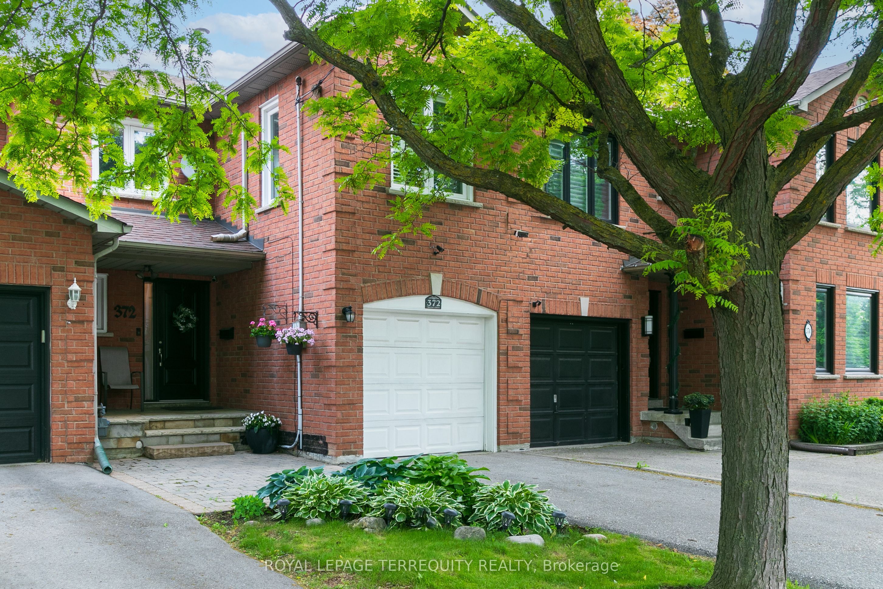 372 Queens Drive Property Photo 1