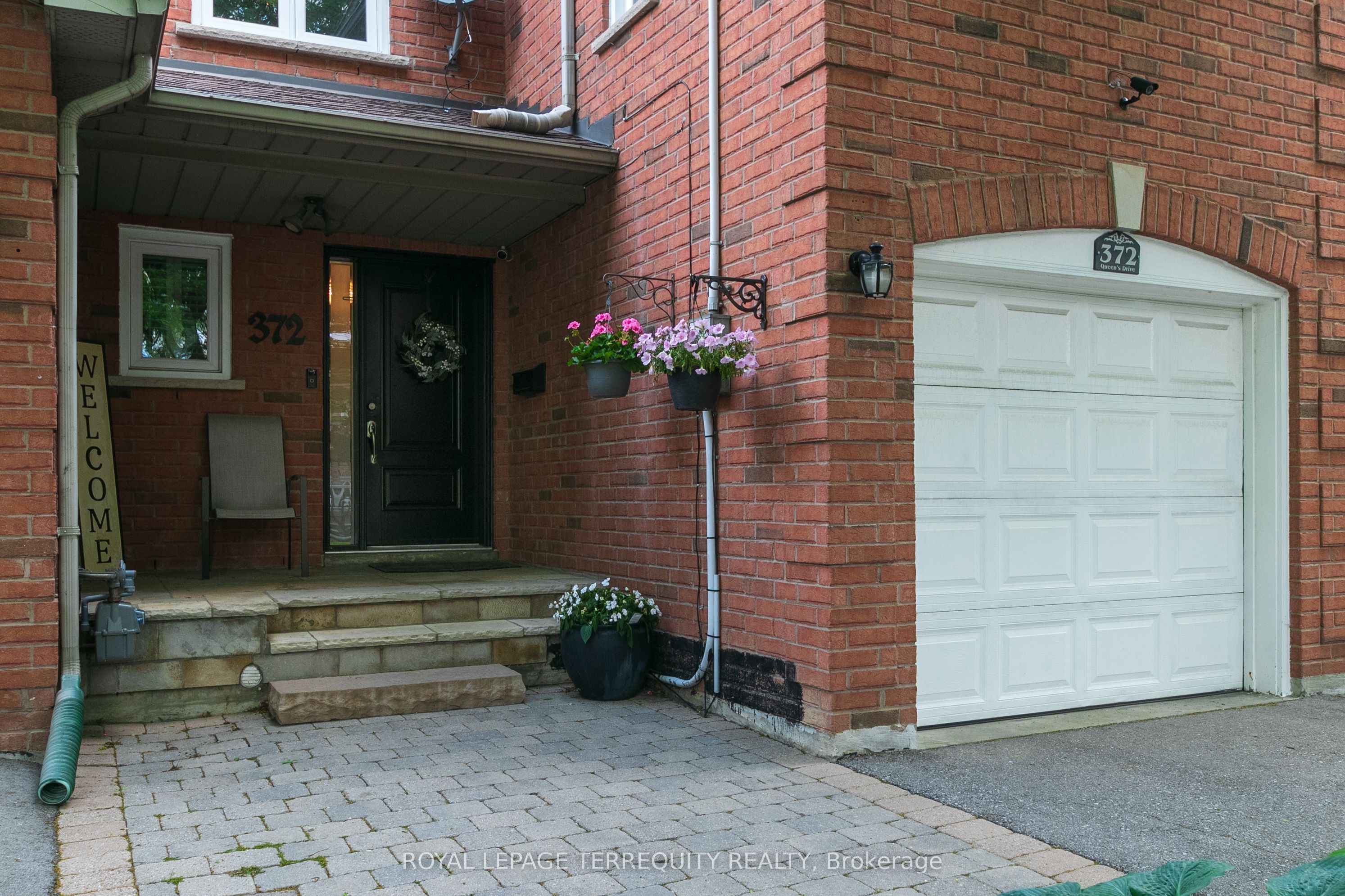 372 Queens Drive Property Photo 2