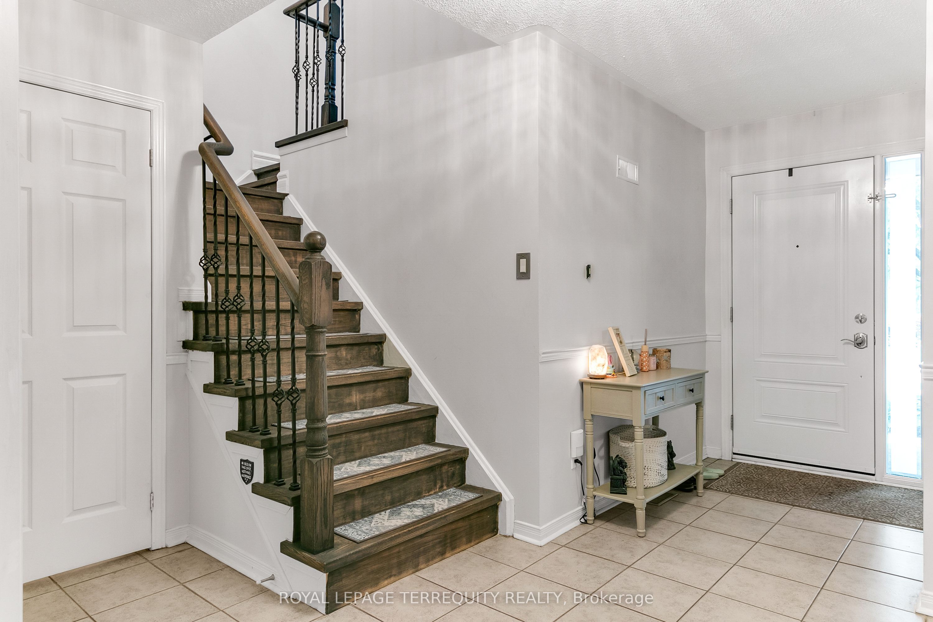 372 Queens Drive Property Photo 3