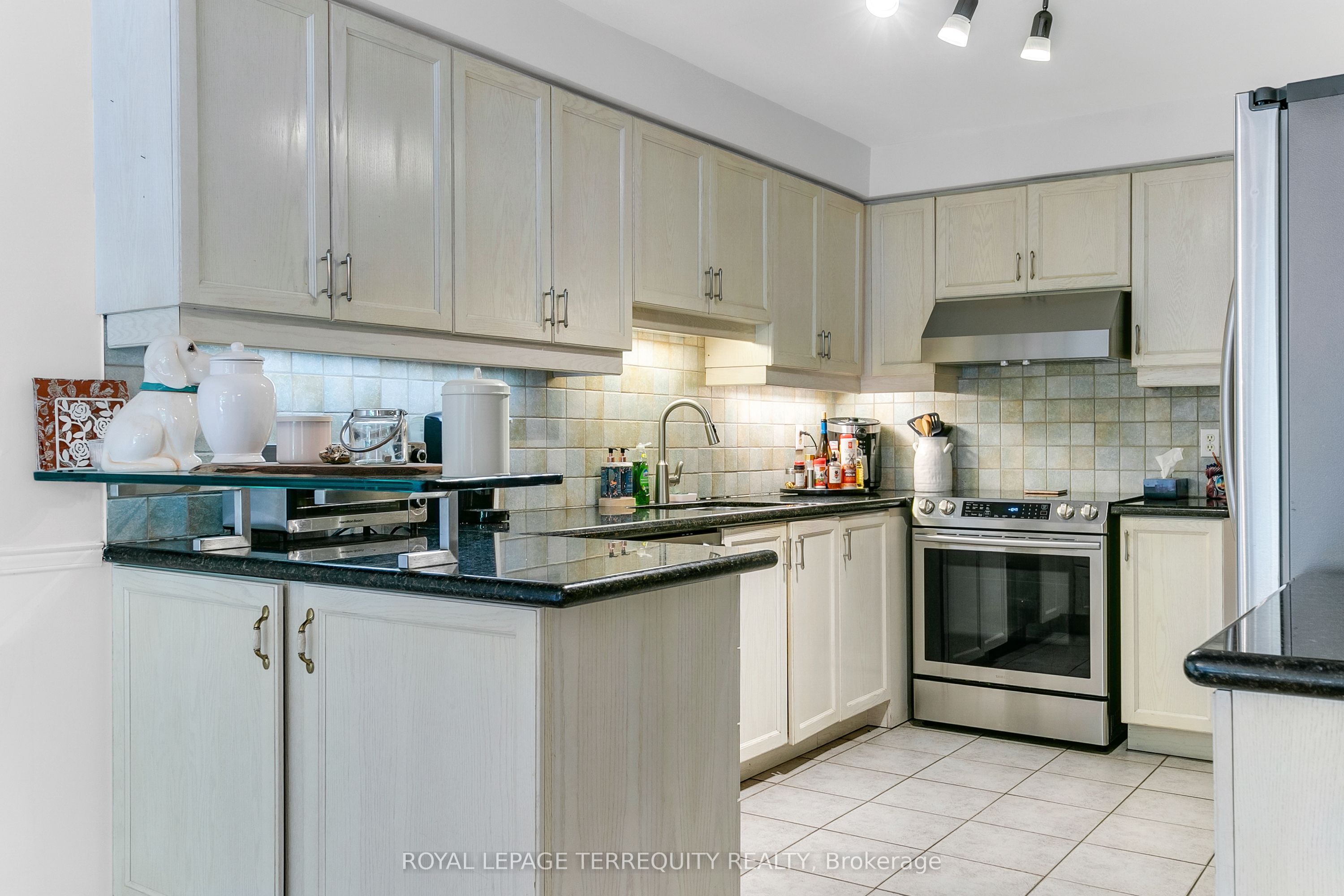 372 Queens Drive Property Photo 10