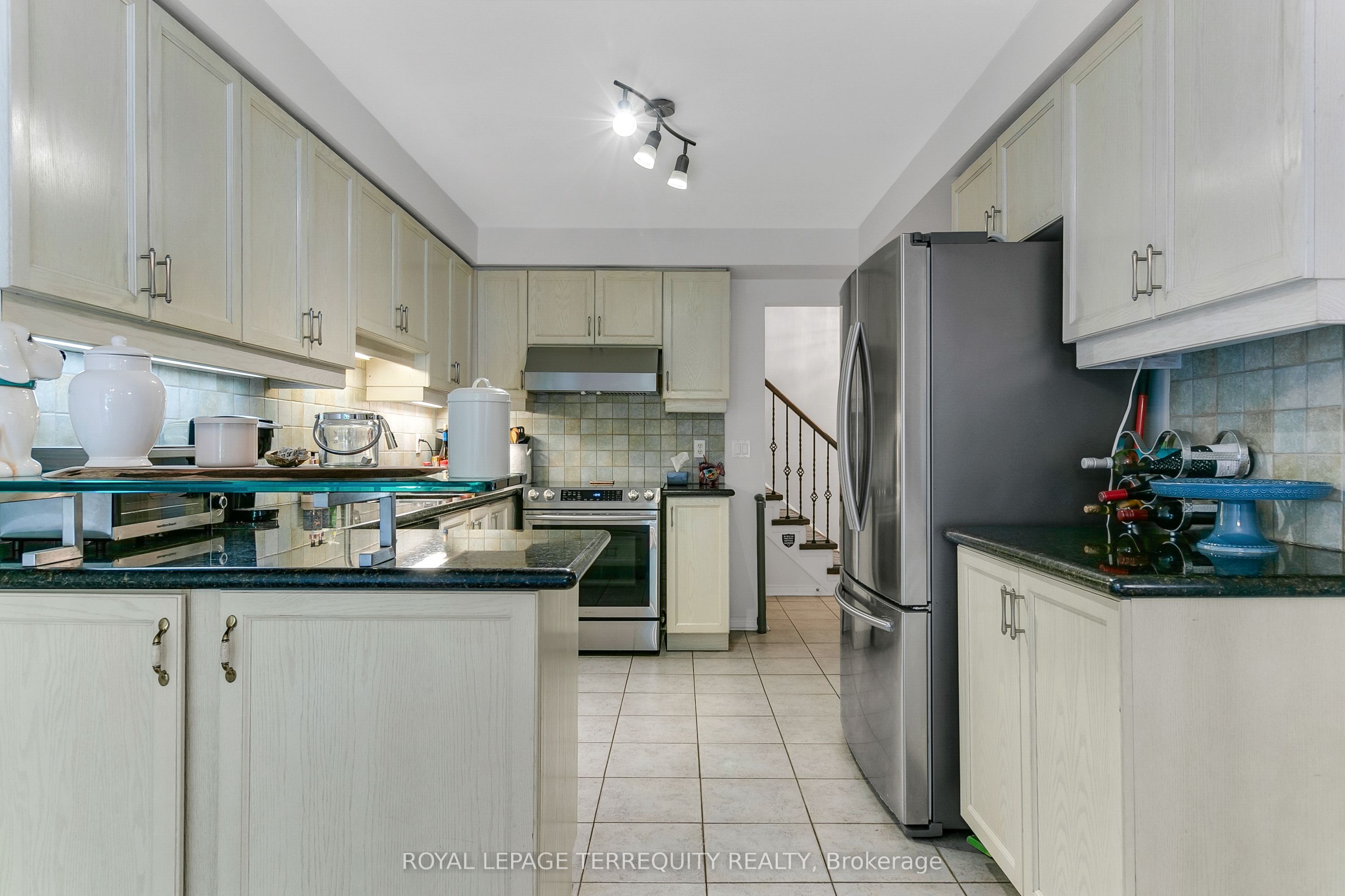 372 Queens Drive Property Photo 11