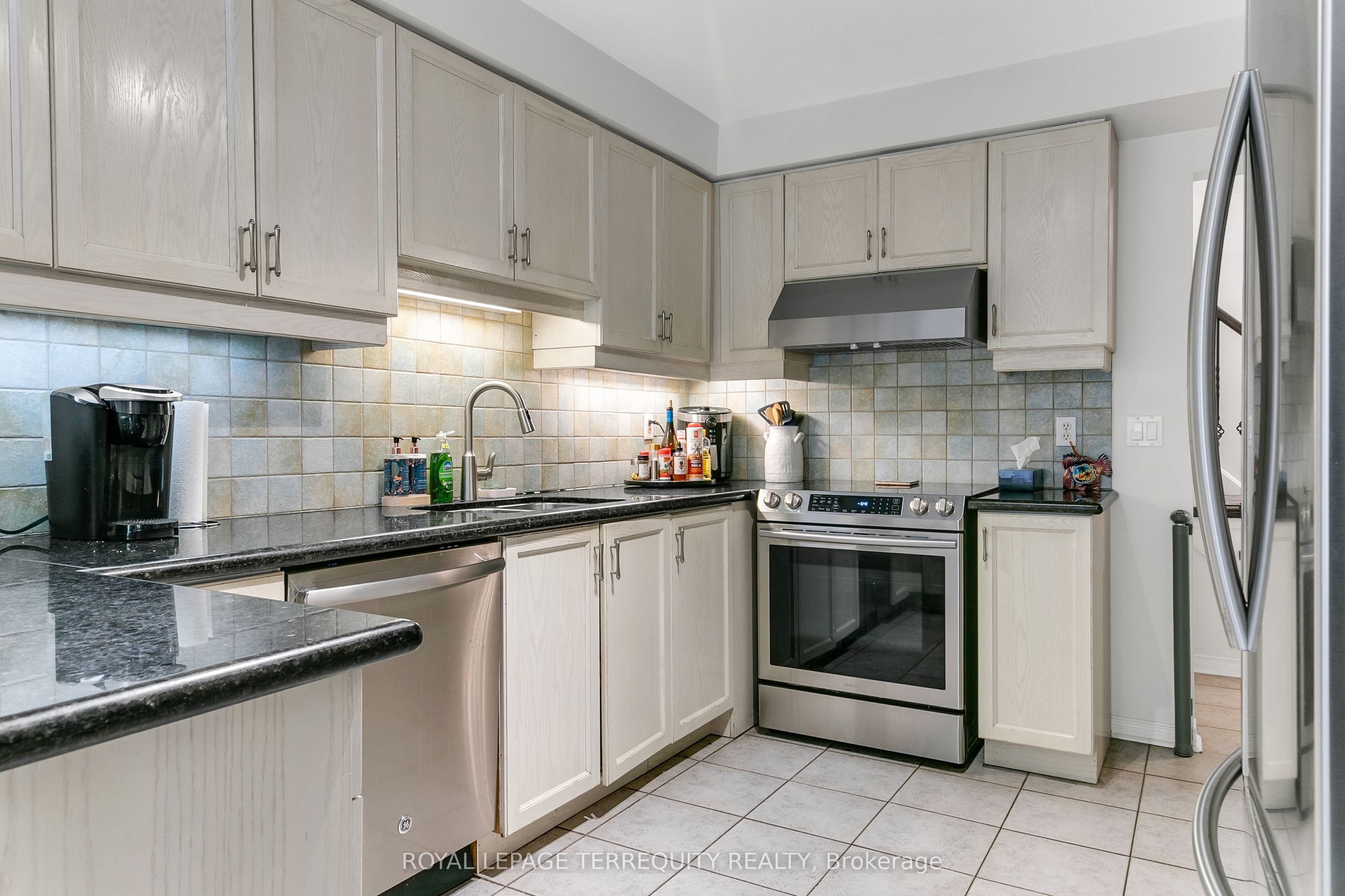 372 Queens Drive Property Photo 12