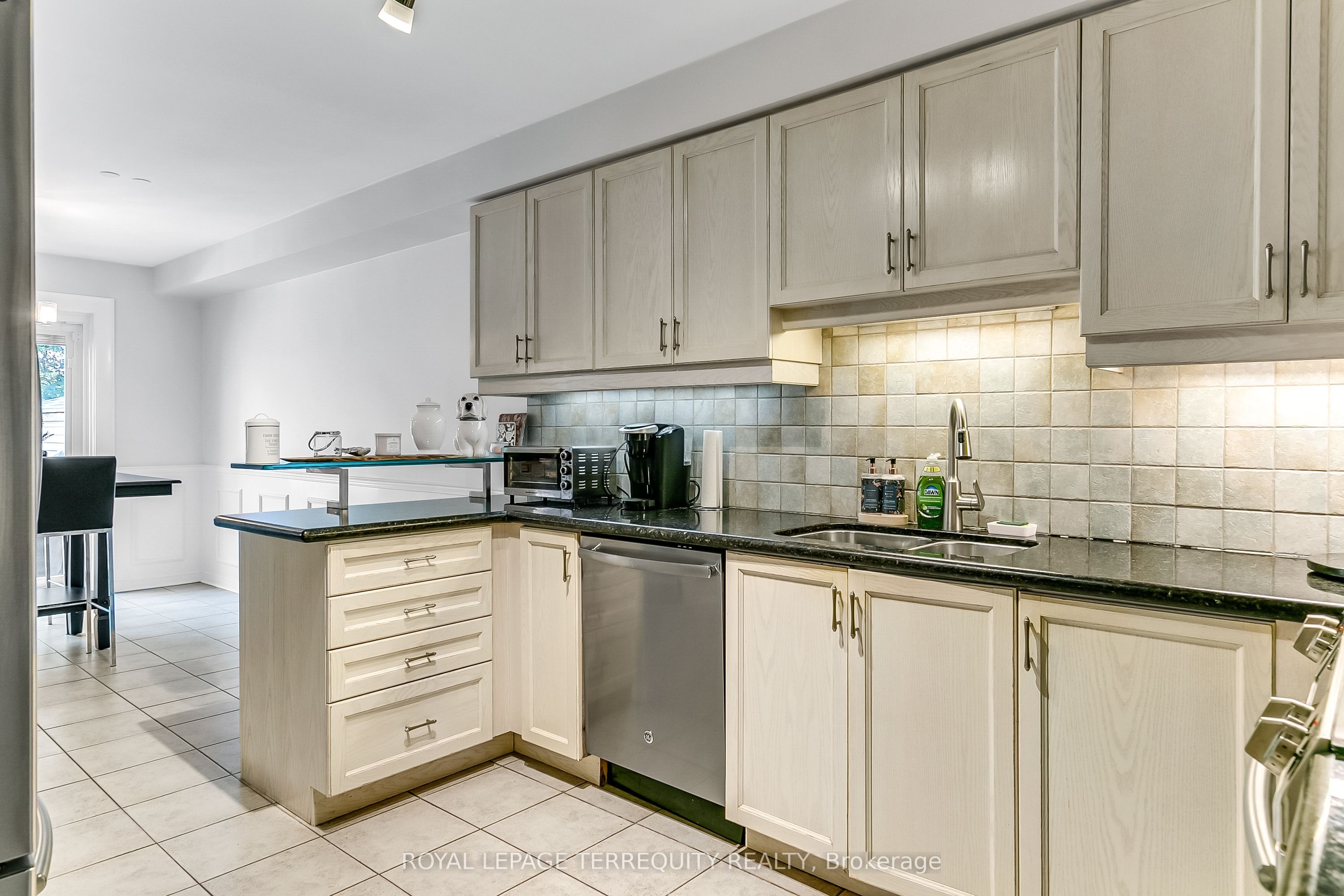 372 Queens Drive Property Photo 13