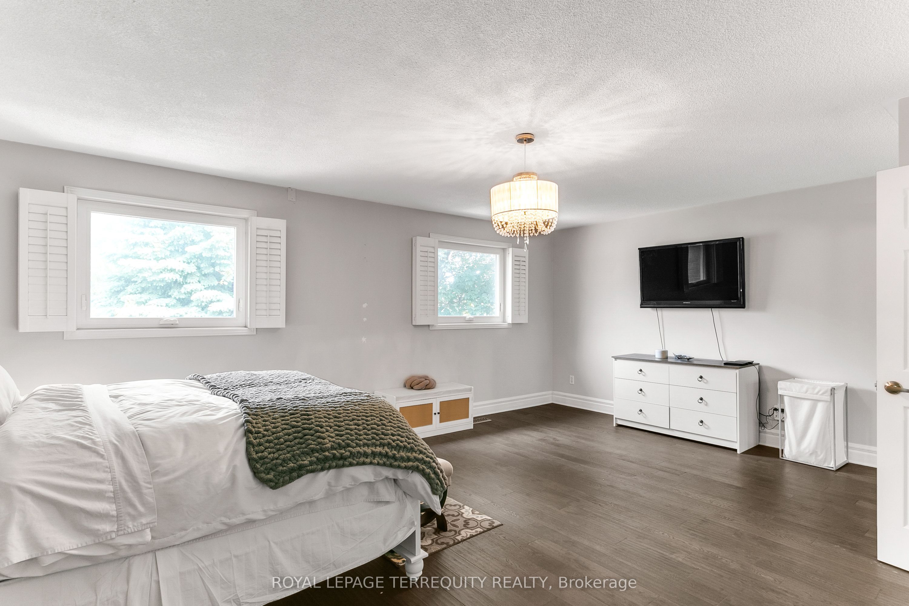 372 Queens Drive Property Photo 21