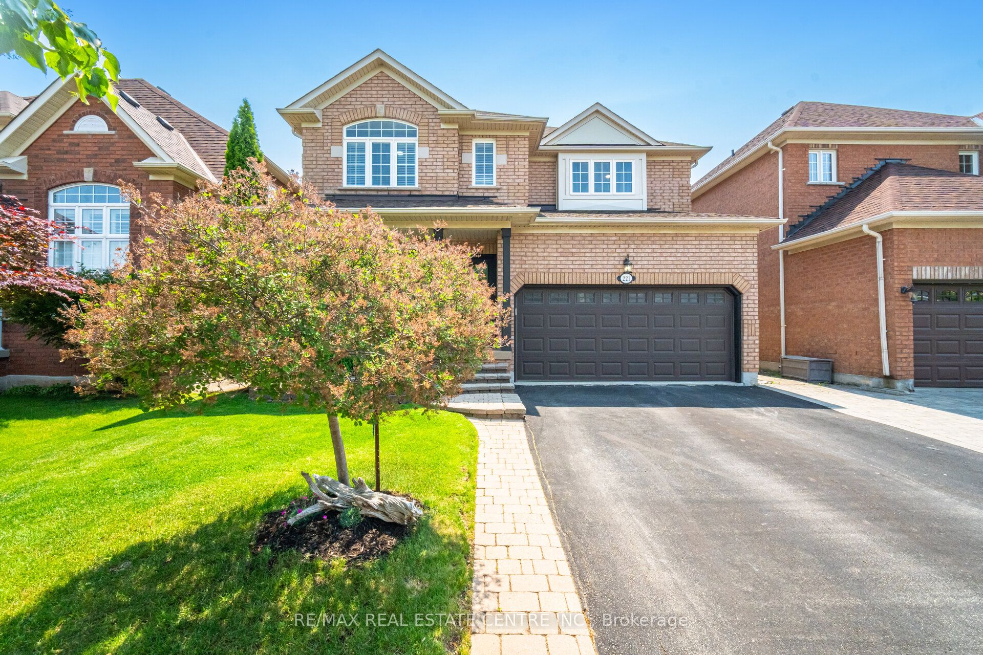221 Ellis Cres Property Photo 1