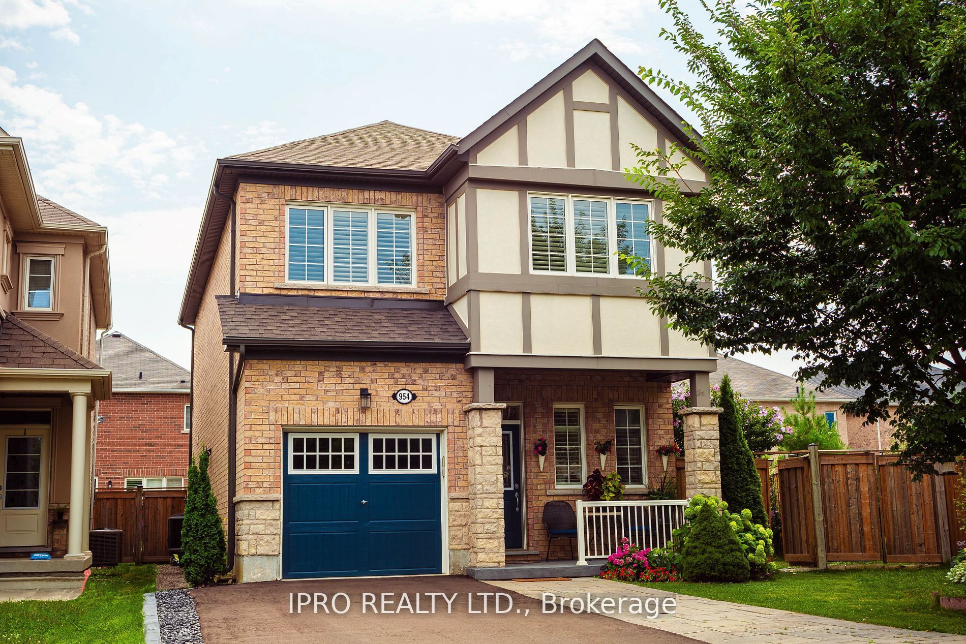 954 Penson Crescent Property Photo 1