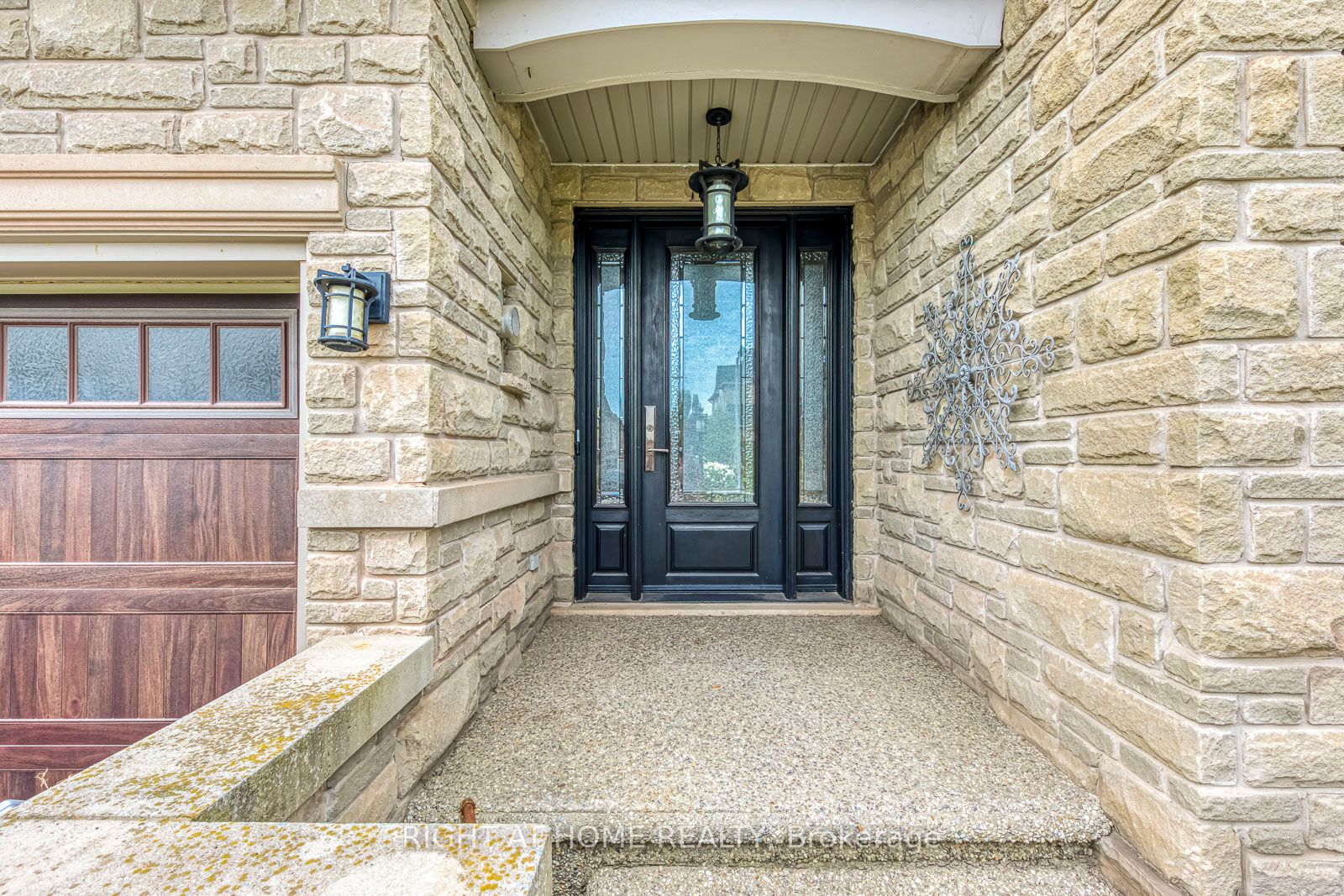 2374 Wasaga Drive Property Photo 2