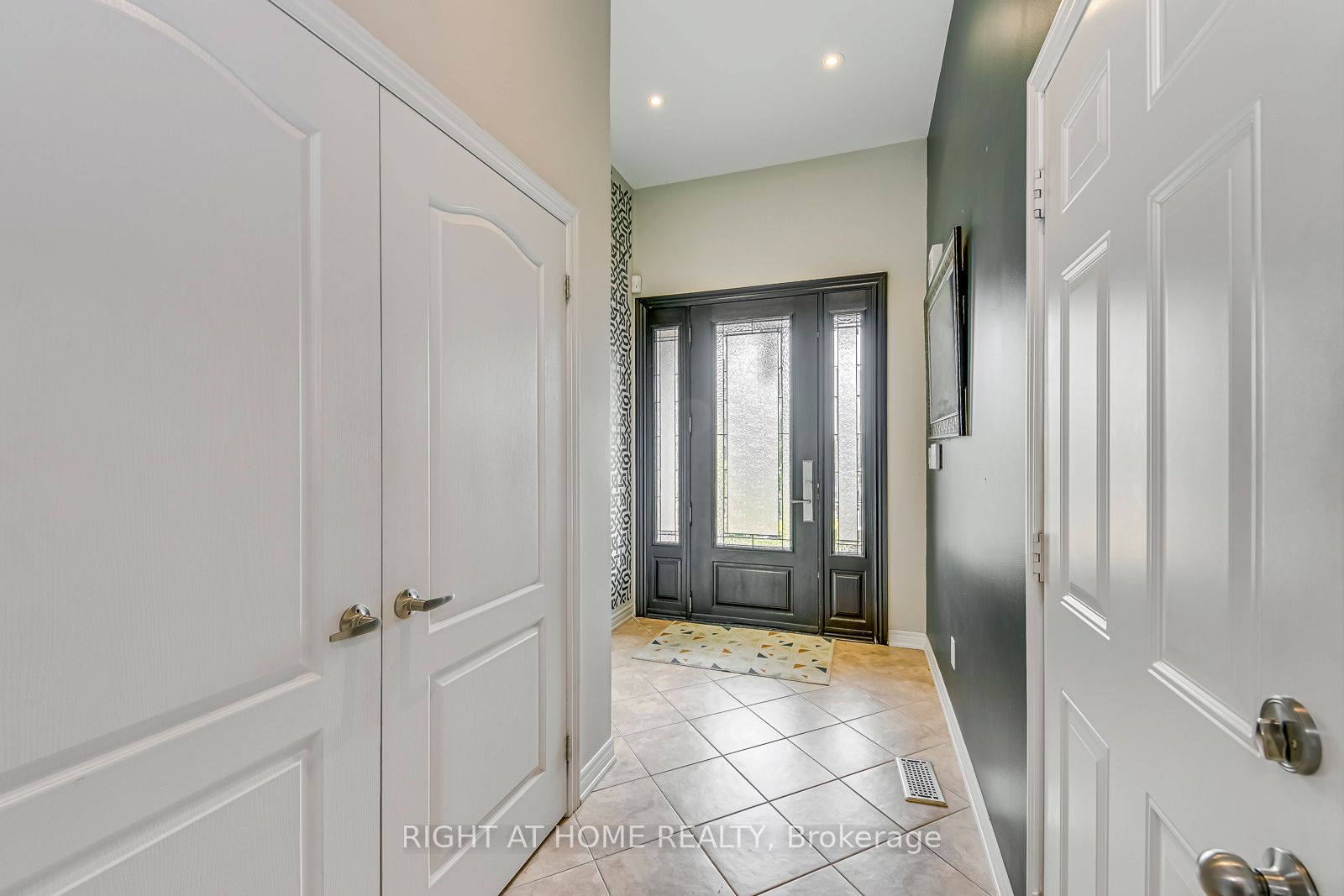 2374 Wasaga Drive Property Photo 4
