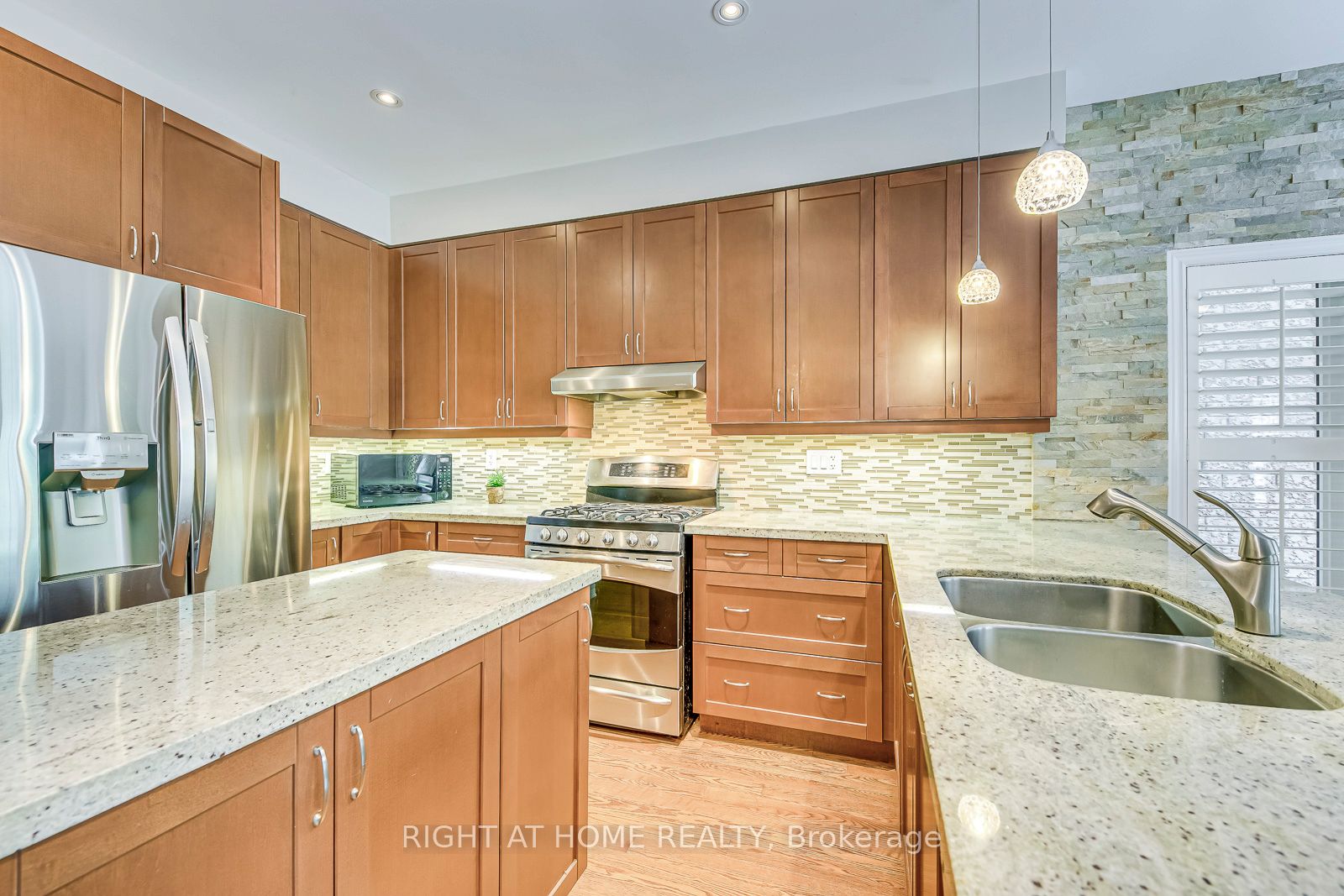 2374 Wasaga Drive Property Photo 11