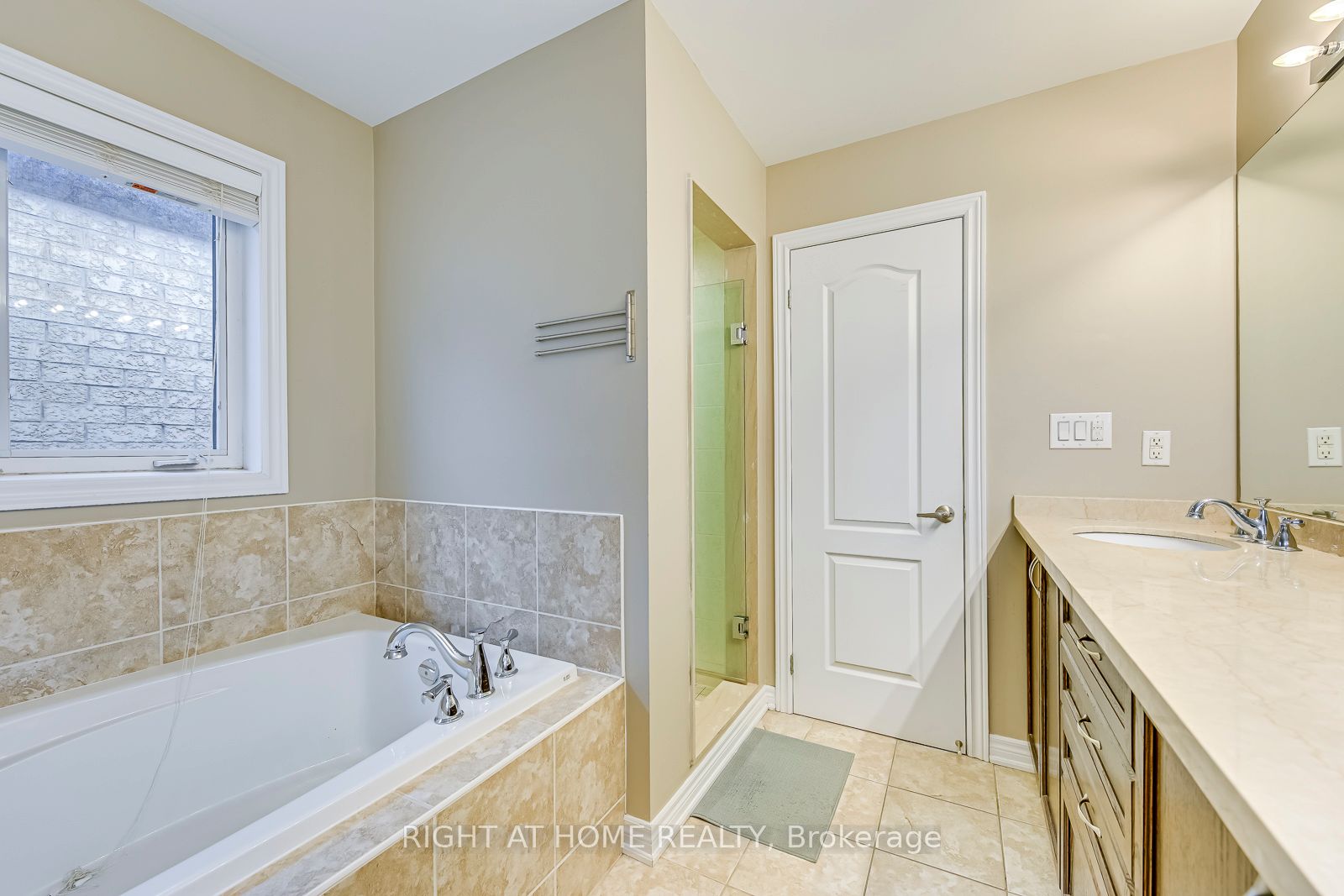 2374 Wasaga Drive Property Photo 27