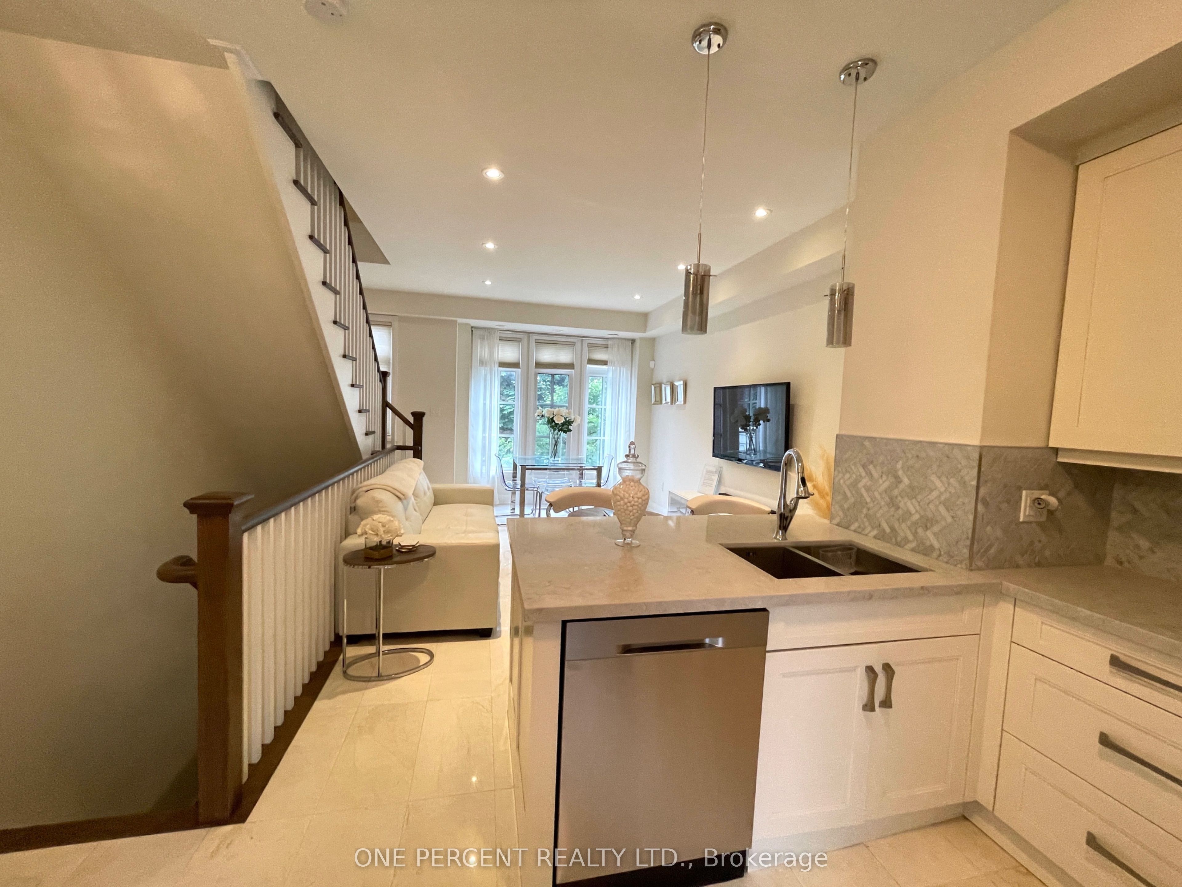 #12 - 3077 Cawthra Road Property Photo 12
