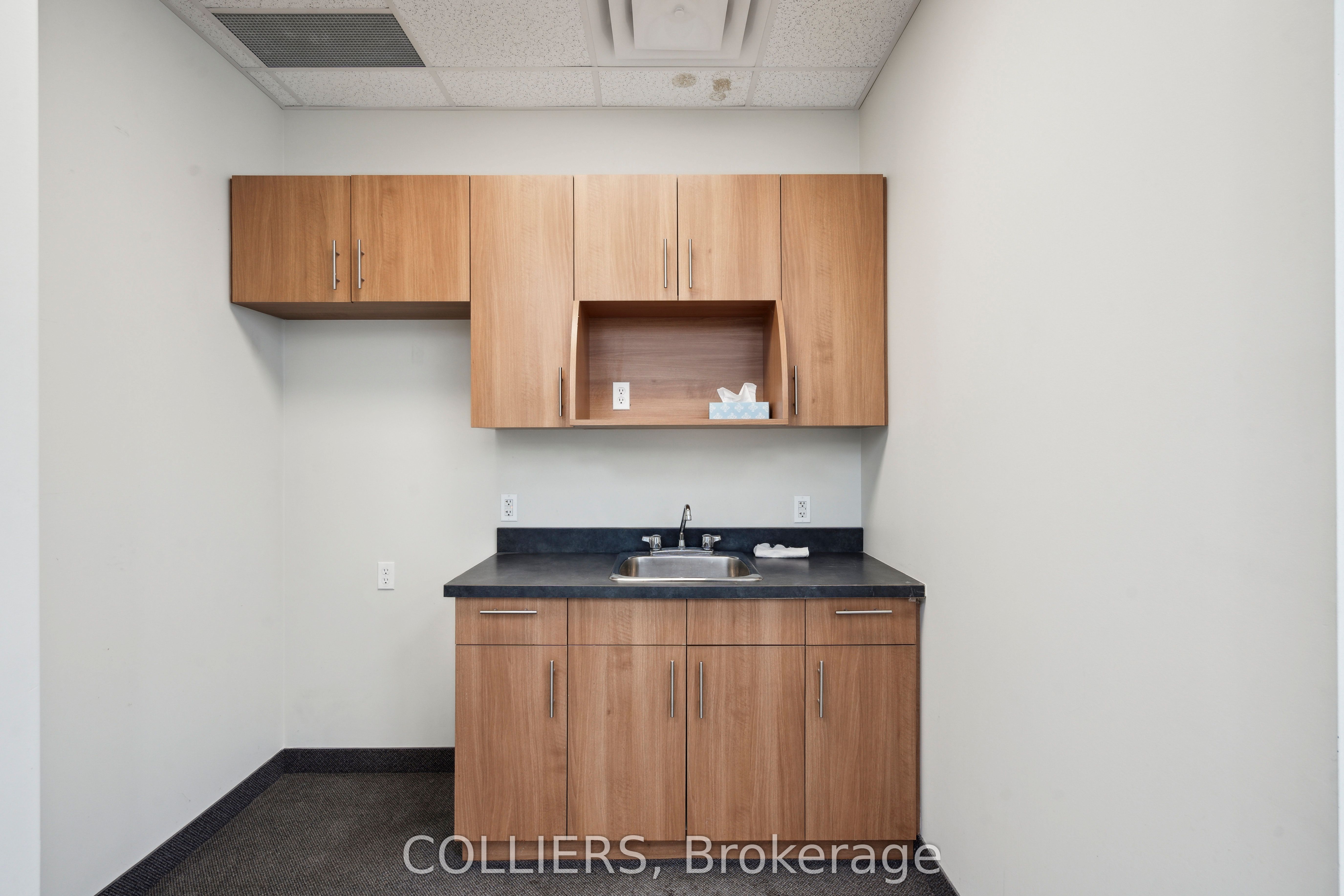 4160 Sladeview Crescent Unit 7 Property Photo 4