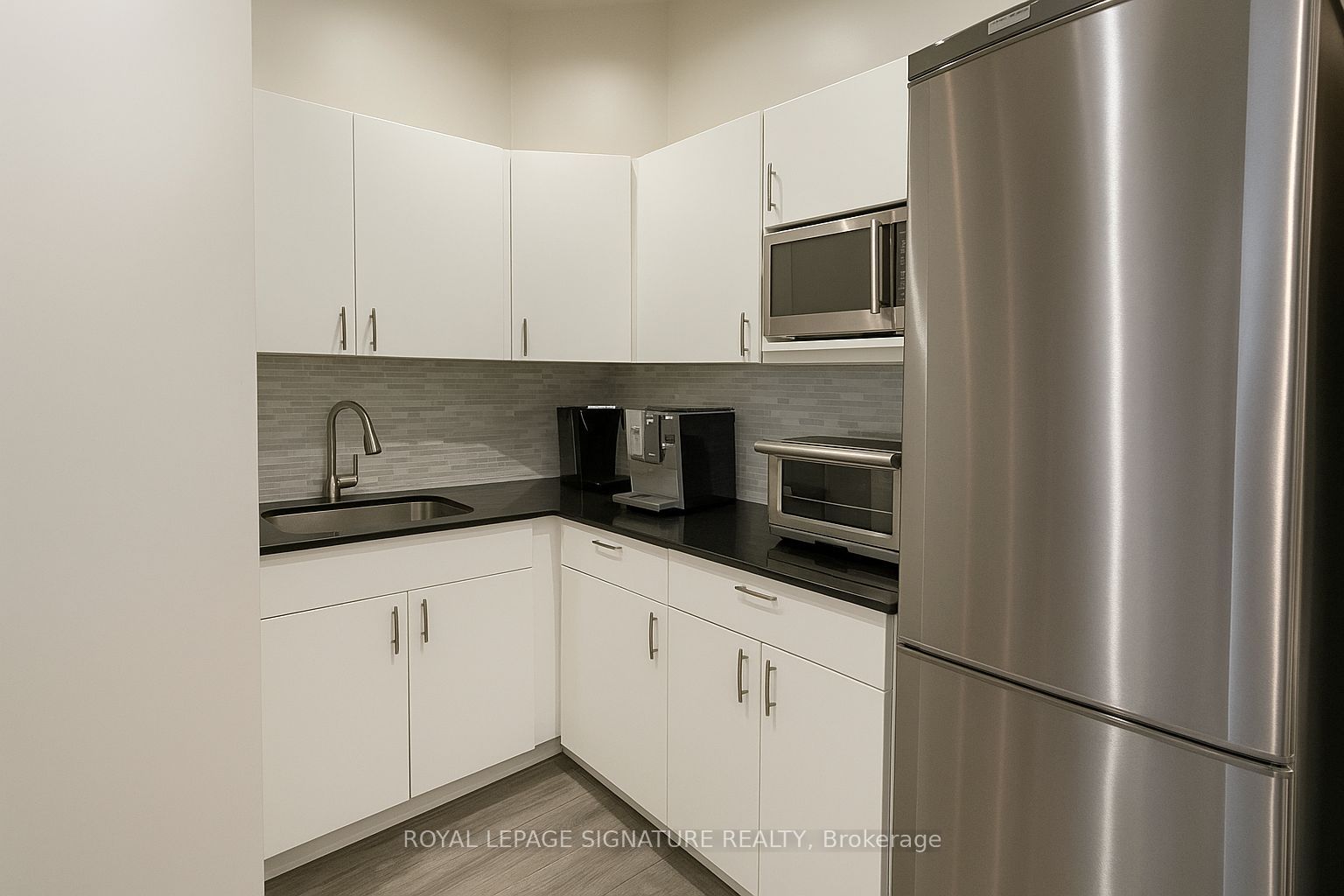 1444 Dupont Street 1b Property Photo 4