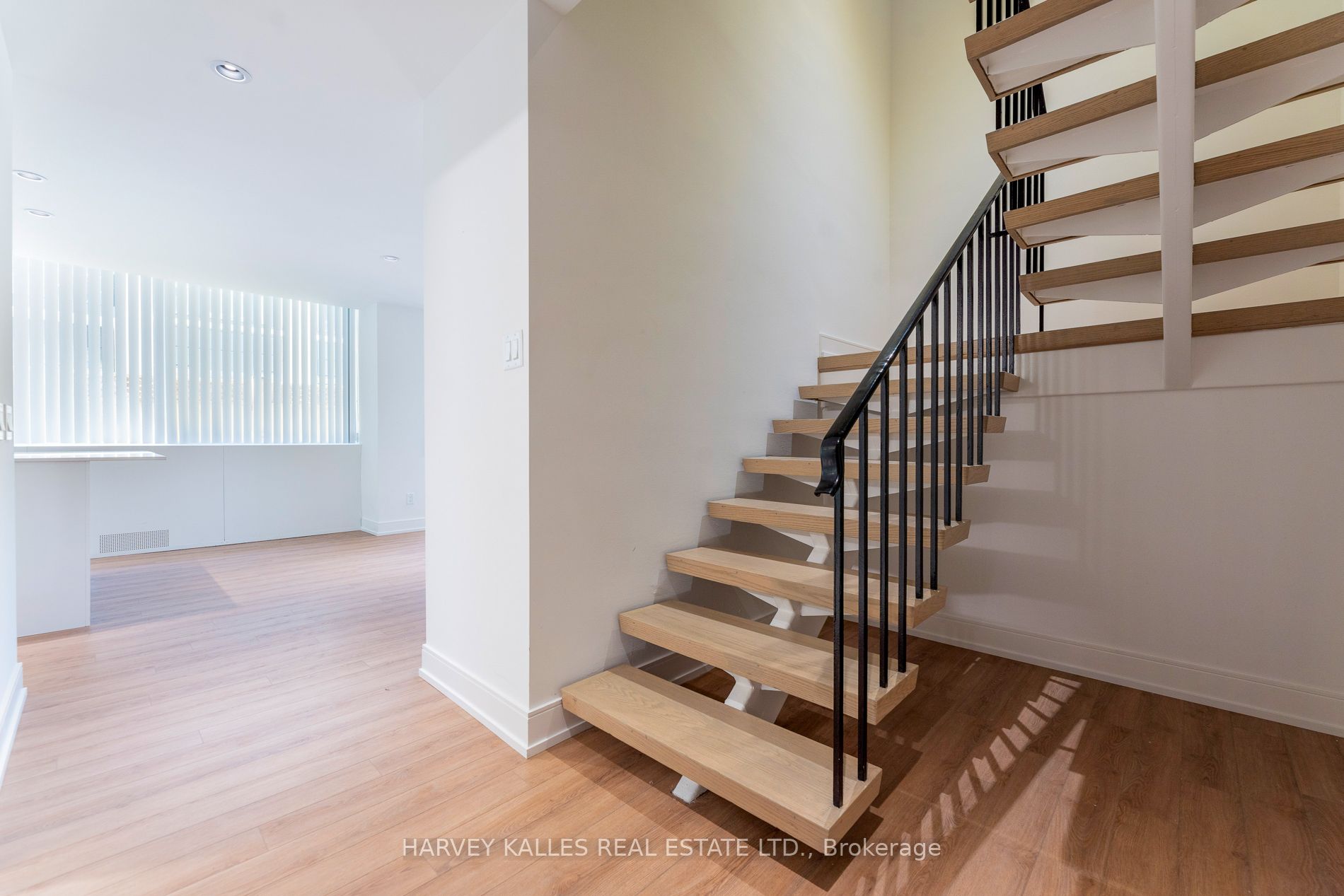 289 The Kingsway N/a 104 Property Photo 14